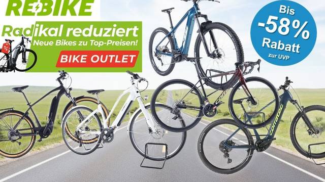 Rebike Bike Outlet mit fünf fabrikneuen E-Bikes und Fahrrädern verschiedener Modelle und Farben (Schwarz, Weiß, Blau, Dunkelrot, Dunkelblau-Grün) auf einer leeren Landstraße mit grüner Wiese und blauem Himmel im Hintergrund. Links oben das grüne Rebike-Logo.