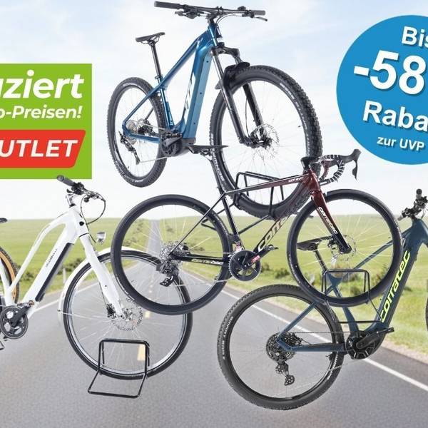Rebike Bike Outlet mit fünf fabrikneuen E-Bikes und Fahrrädern verschiedener Modelle und Farben (Schwarz, Weiß, Blau, Dunkelrot, Dunkelblau-Grün) auf einer leeren Landstraße mit grüner Wiese und blauem Himmel im Hintergrund. Links oben das grüne Rebike-Logo.