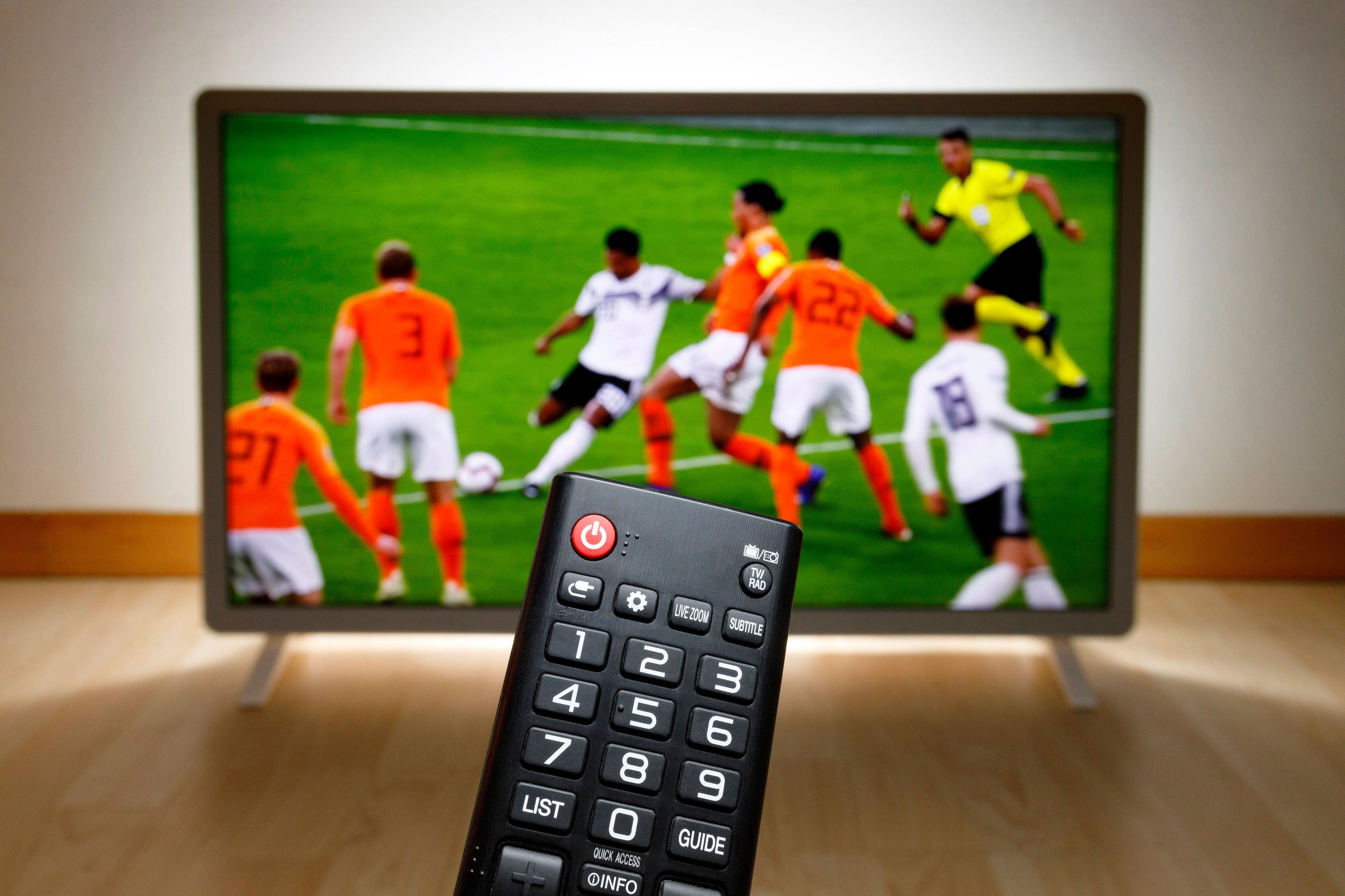 Fußballspiel der Nationalmannschaft auf einem Fernseher.