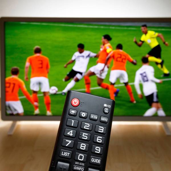 Fußballspiel der Nationalmannschaft auf einem Fernseher.