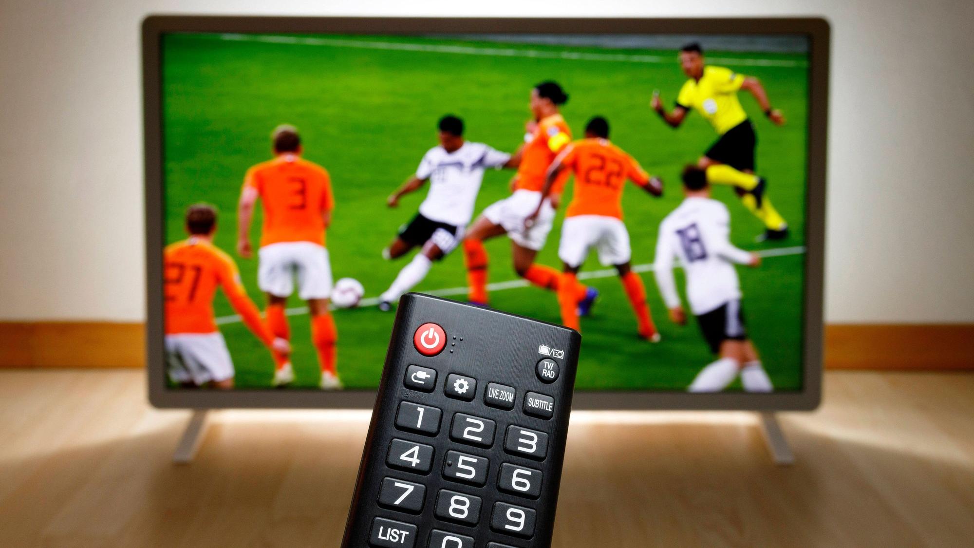 Fußballspiel der Nationalmannschaft auf einem Fernseher.