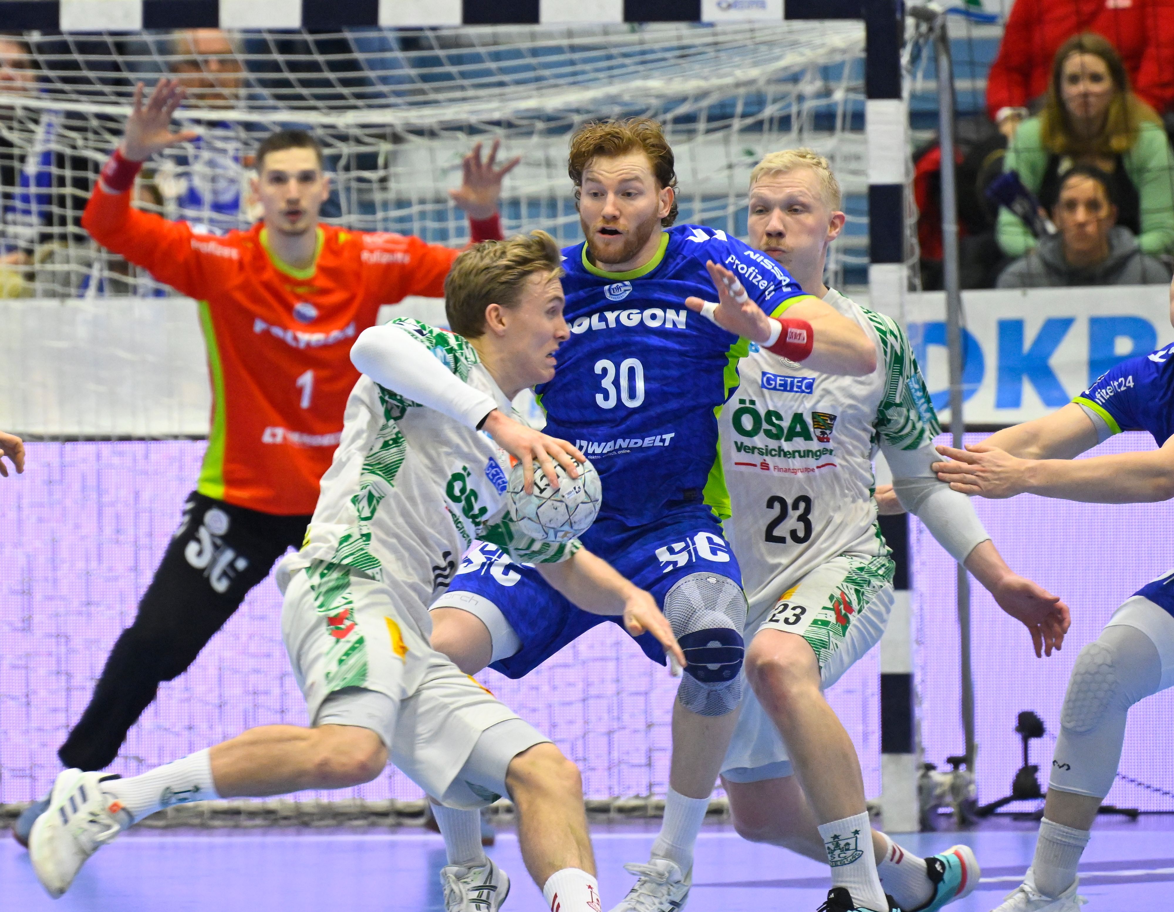 Abwehrszene aus dem Heimspiel des VfL Gummersbach gegen den SC Magdeburg.