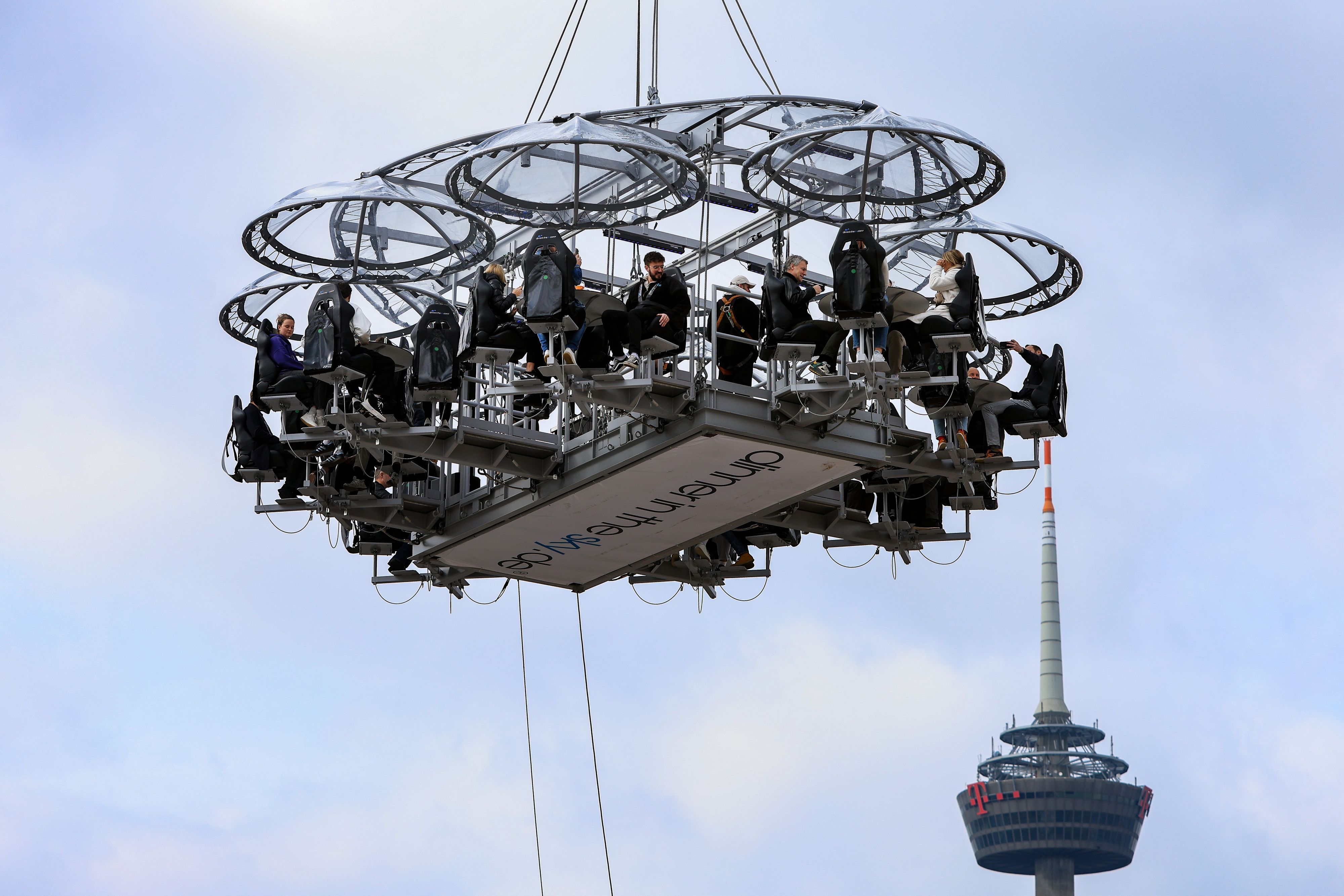 Die Plattform von Dinner in the Sky in vielen Metern Höhe, dahinter ist der Fernsehturm zu sehen.