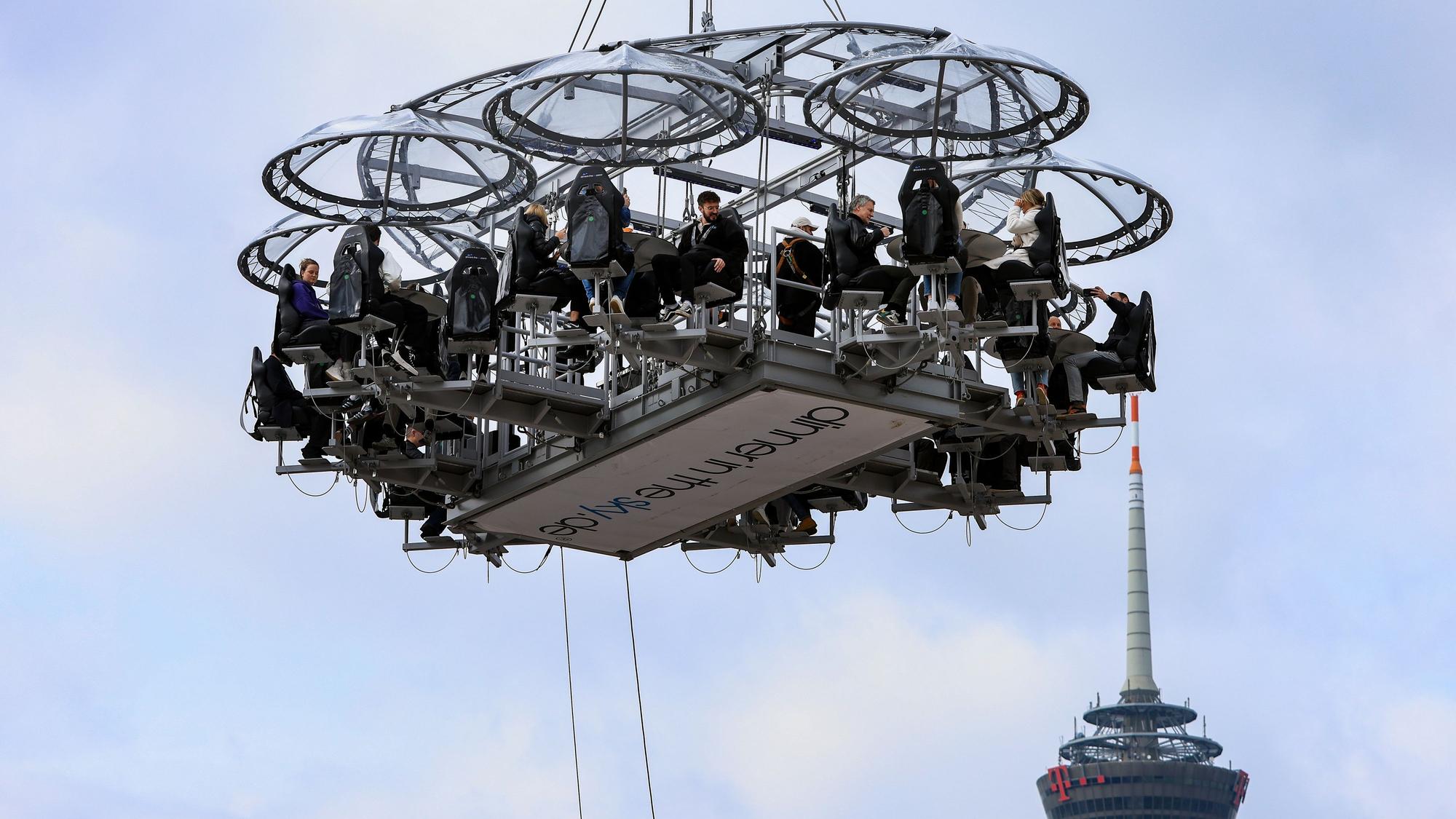 Die Plattform von Dinner in the Sky in vielen Metern Höhe, dahinter ist der Fernsehturm zu sehen.