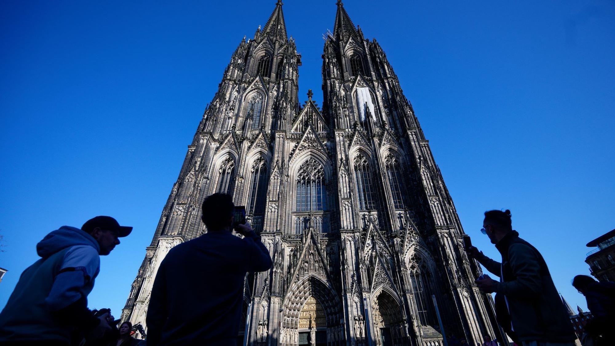 Kölner Dom im Sommer.