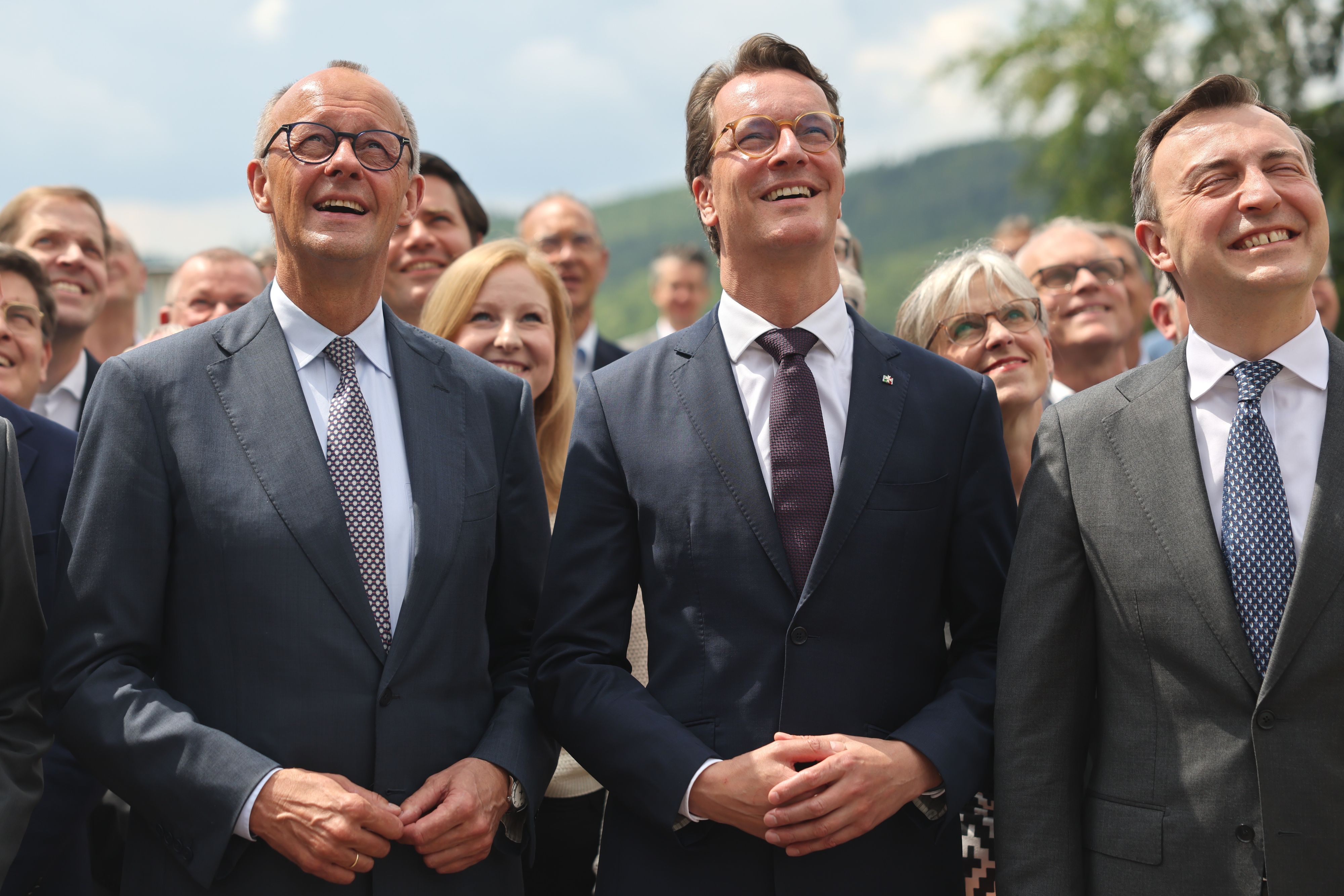 Bundeskanzler Friedrich Merz (l., CDU) zusammen mit Hendrik Wüst (CDU), Ministerpräsident von Nordrhein-Westfalen, und Paul Ziemiak, Generalsekretär der NRW-CDU. (Archivbild)