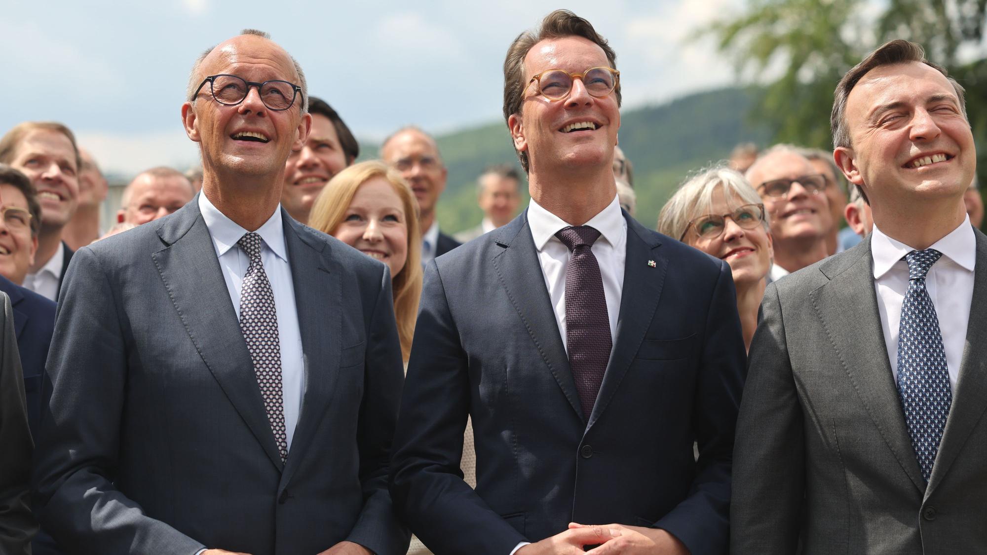 Bundeskanzler Friedrich Merz (l., CDU) zusammen mit Hendrik Wüst (CDU), Ministerpräsident von Nordrhein-Westfalen, und Paul Ziemiak, Generalsekretär der NRW-CDU. (Archivbild)