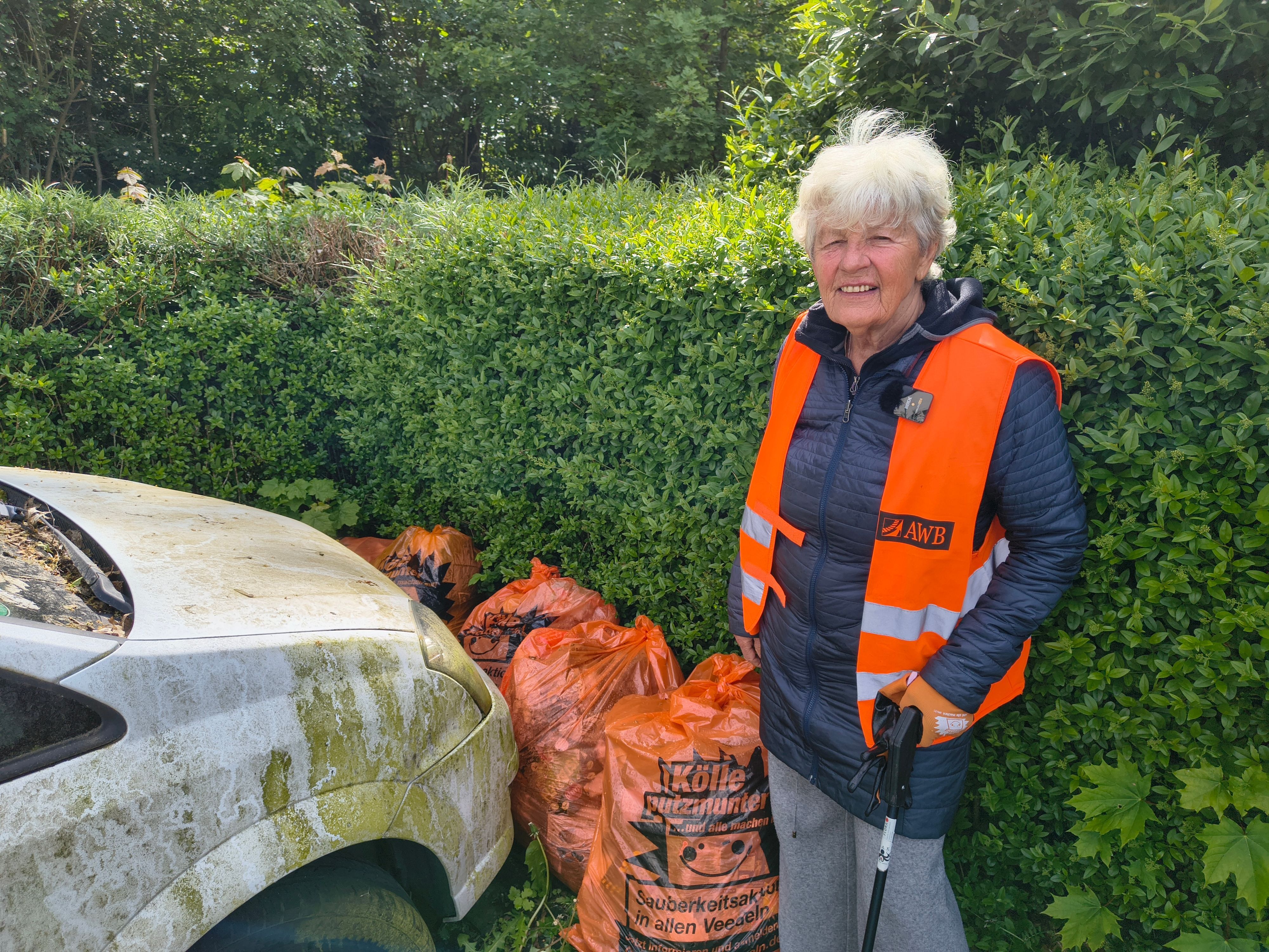 Heide Bergkammer (80) sammelt Müll in Köln im Waldbadviertel