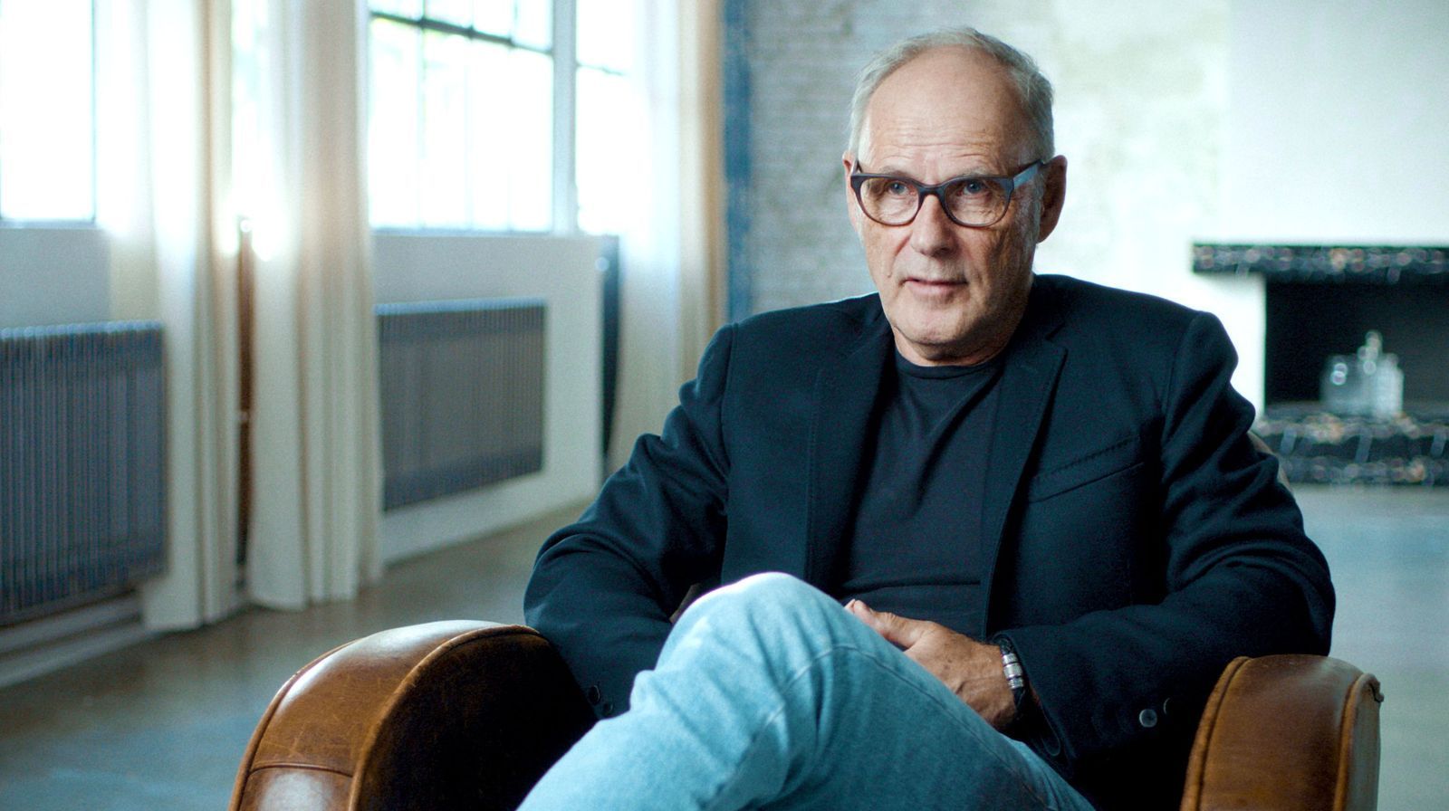 Reinhold Beckmann grübelt über Franz Beckenbauer: „Mir ist es ein Rätsel, warum er sich daran erfreute, Berti kleinzumachen.“ (Bild: NDR/ARD/BROADVIEW/Jonas Julian Köck)