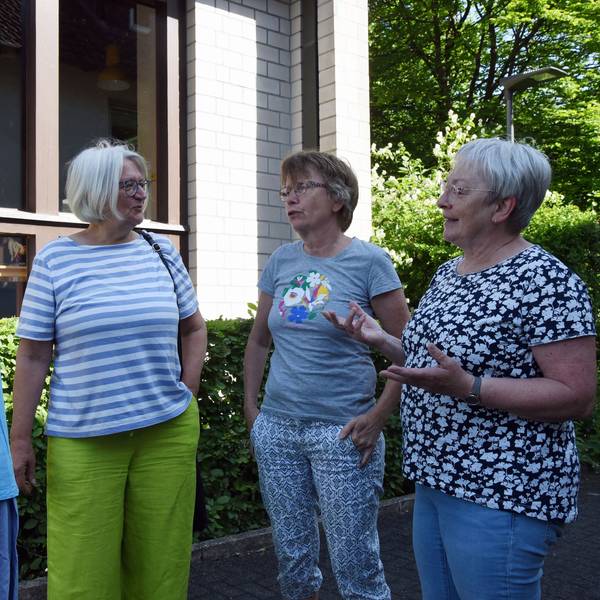 Sie wollen in Waldbröl ein Wohnprojekt für Menschen verschiedenen, aber höheren Alters gründen (von links): Renée Bertrams, Anne Pampus, Anette Weber (Seniorenreferentin der Evangelischen Kirchengemeinde), und Lis Custodis.