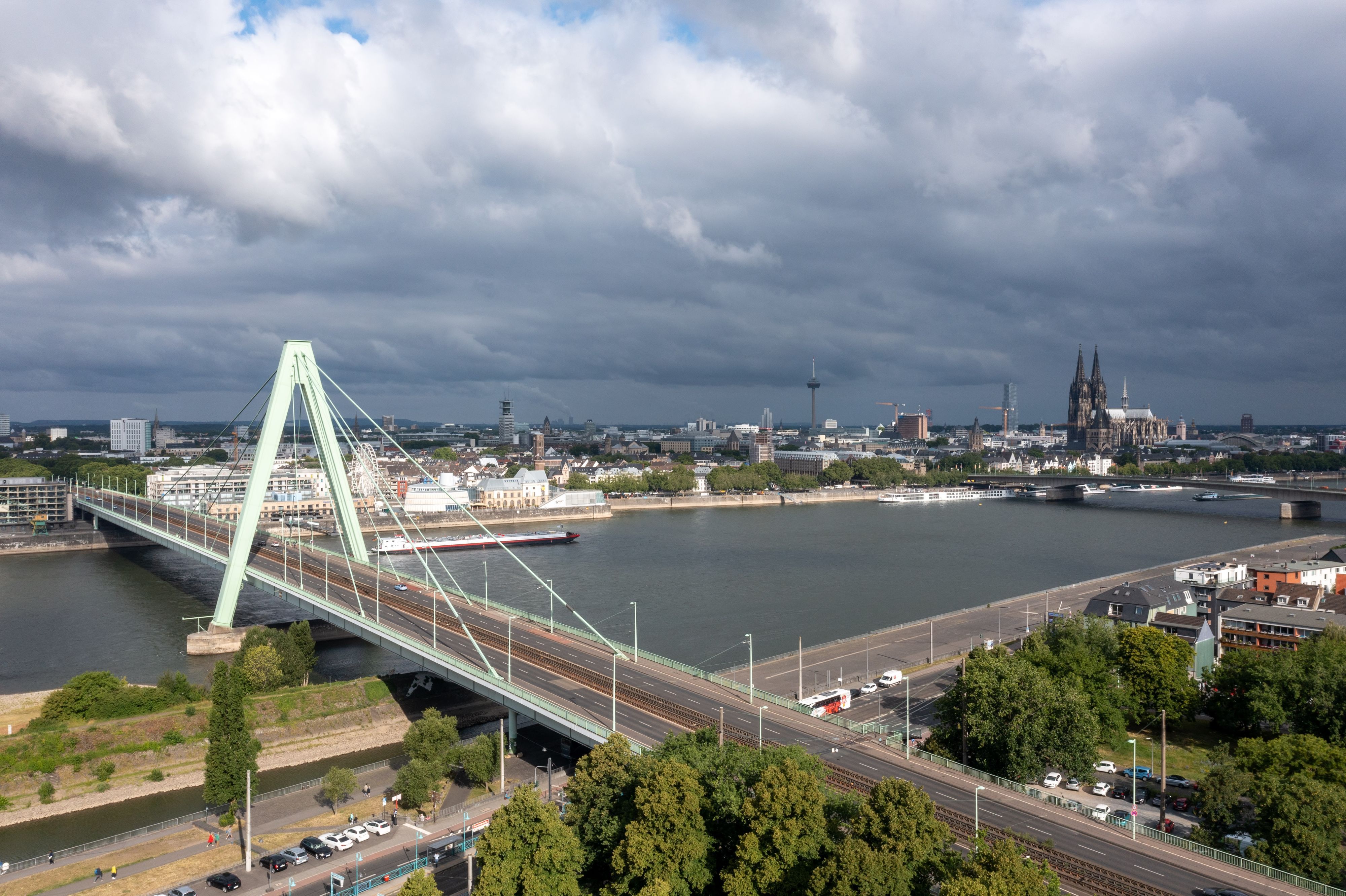 Blick auf die Severinsbrücke in Köln, aus der Luft mit einer Drohne fotografiert. (Archivbild)