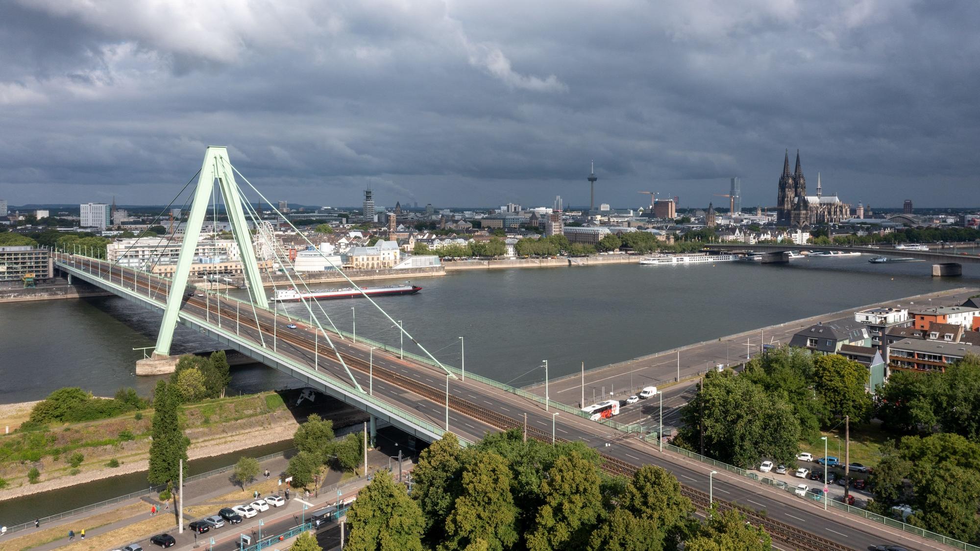 Blick auf die Severinsbrücke in Köln, aus der Luft mit einer Drohne fotografiert. (Archivbild)