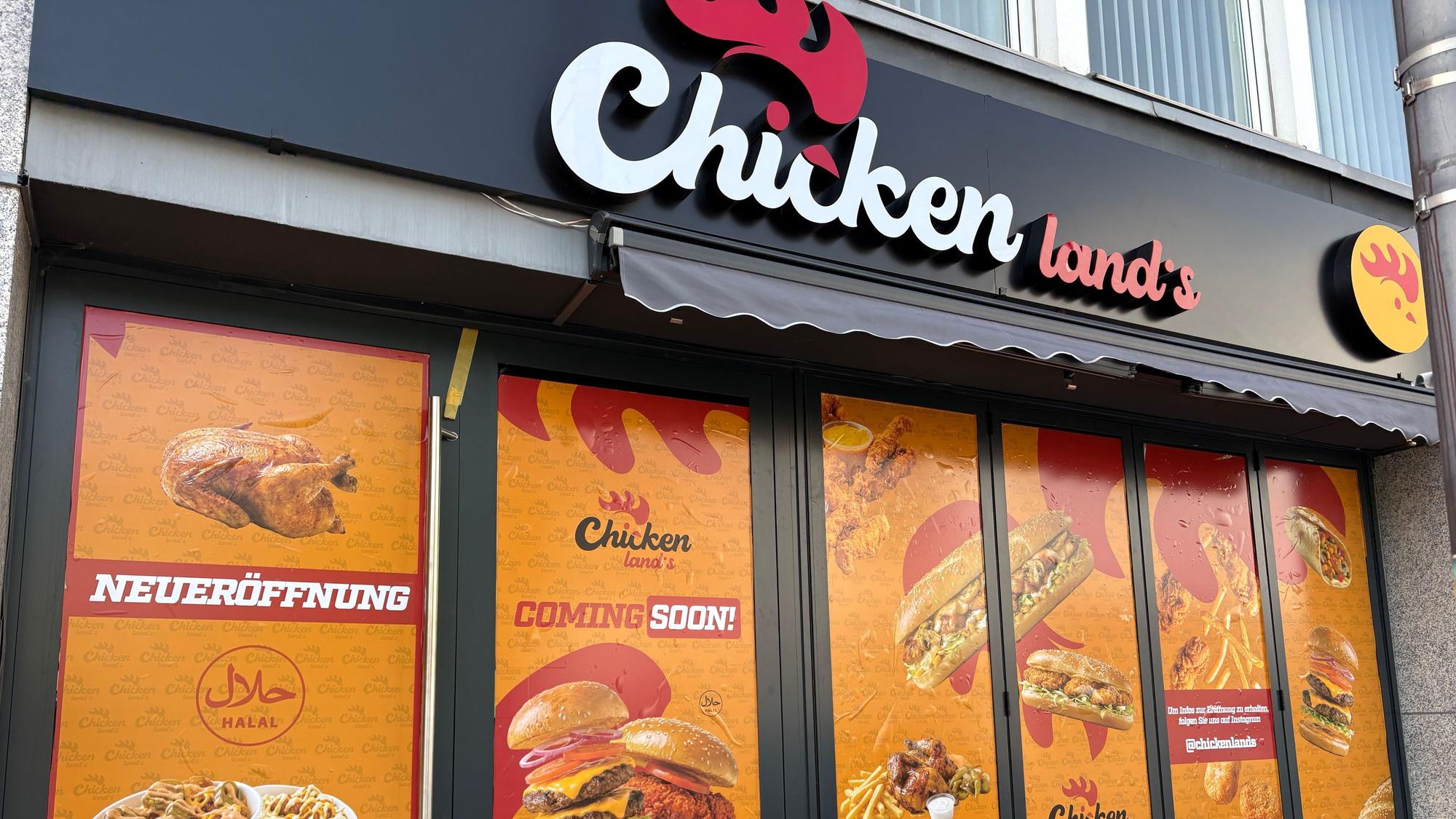Chicken Land's vor der Eröffnung mit Ankündigungen im Fenster.