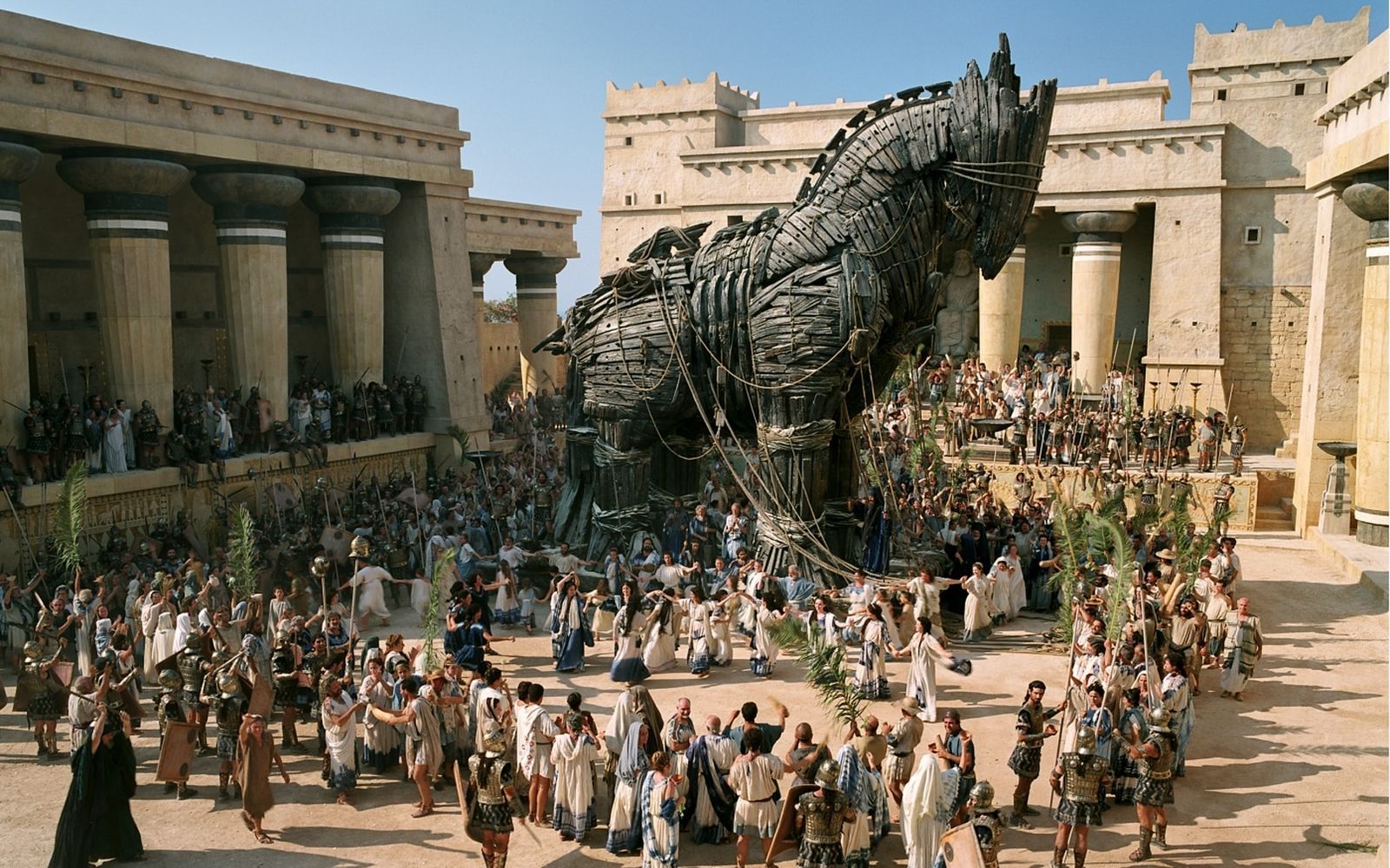 Die opulenten Sets tragen die Handschrift des deutschen Regisseurs Wolfgang Petersen. (Bild: RTL / 2004 Warner Bros. Entertainment Inc)