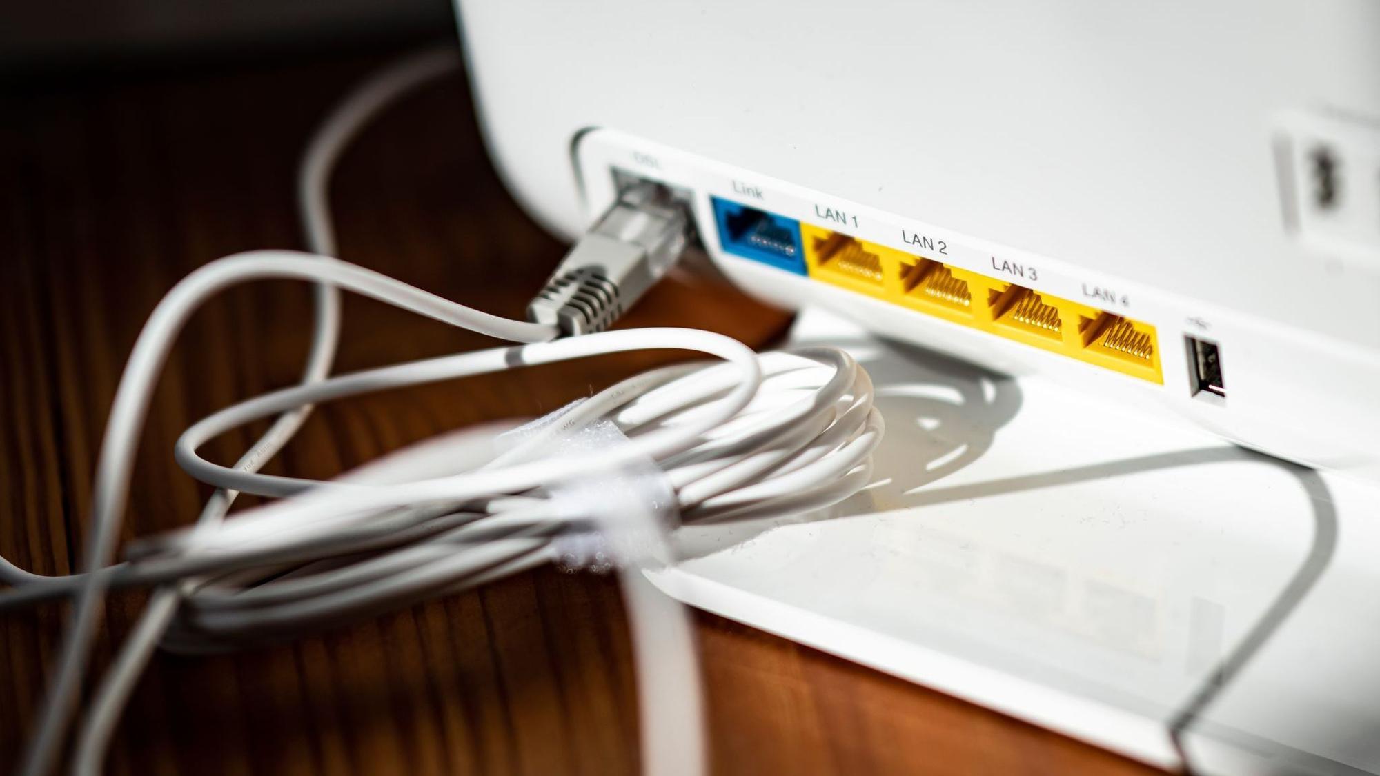 Ein LAN-Kabel steckt im DSL-Steckplatz eines WLAN-Routers