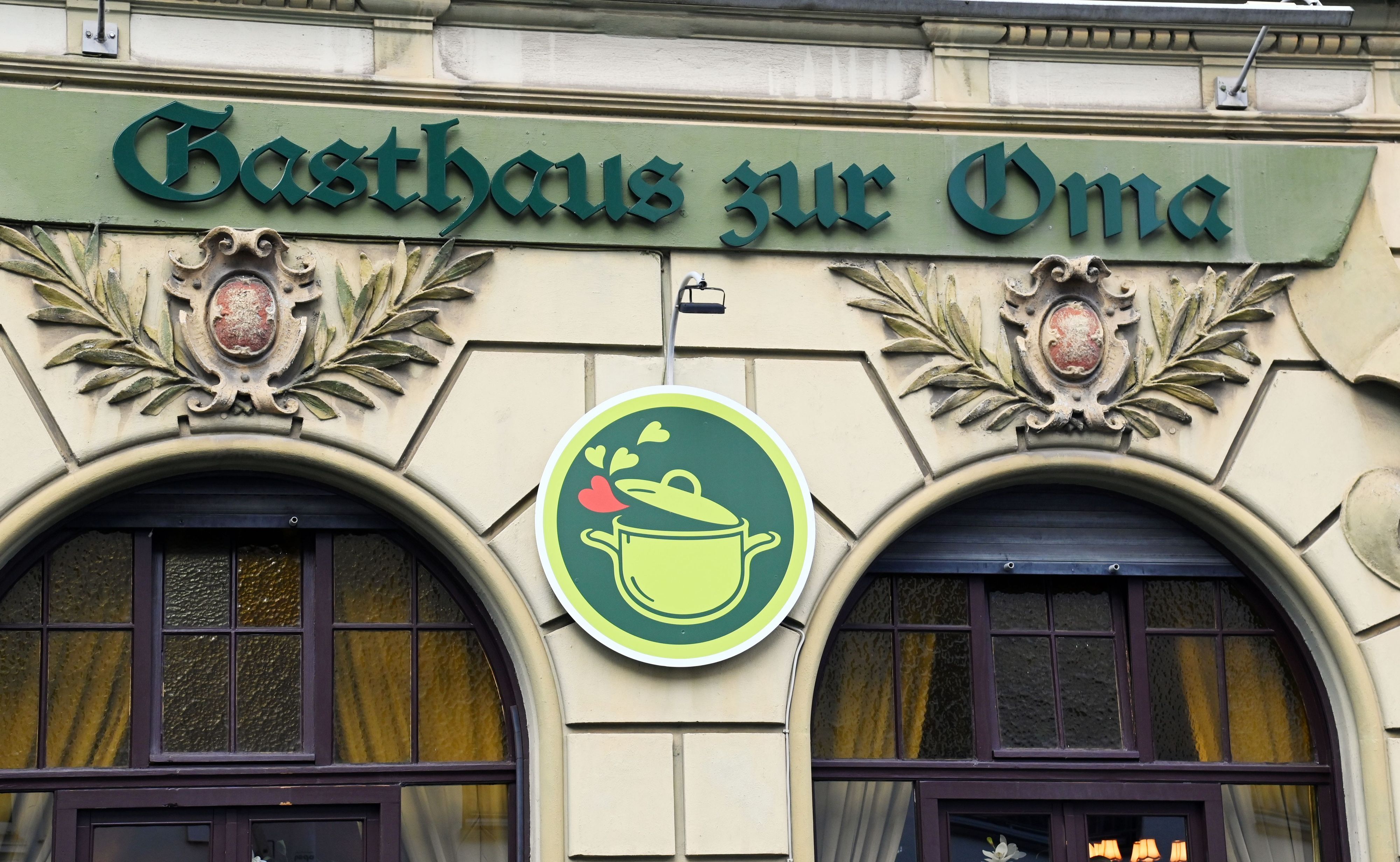 Schild „Gasthaus zur Oma“ in Bayenthal.