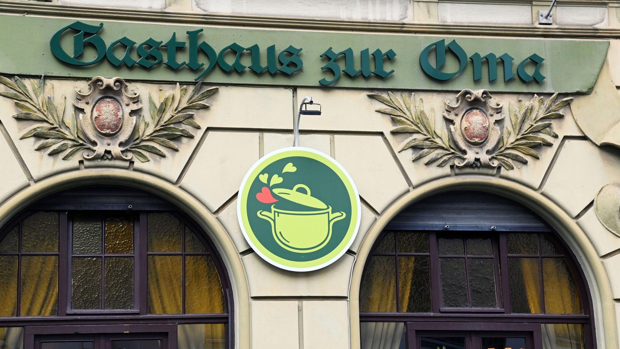 Schild „Gasthaus zur Oma“ in Bayenthal.