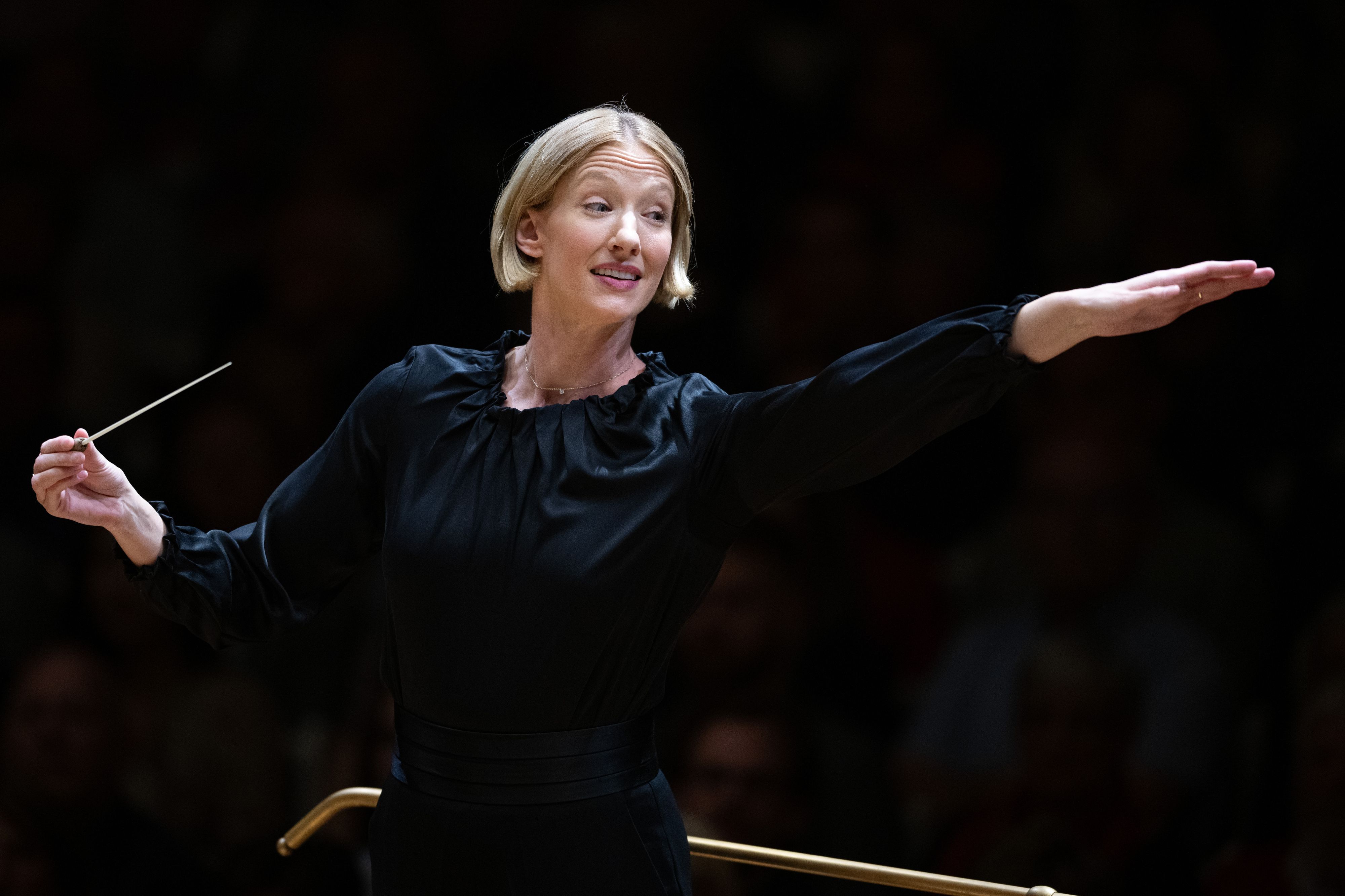 Joana Mallwitz, Chefdirigentin am Konzerthaus Berlin, dirigiert zur Eröffnung der Saison das Konzerthausorchester. Mallwitz beginnt die Spielzeit an zwei Abenden mit den jeweils ersten Sinfonien von Sergej Prokofjew, Kurt Weill und Gustav Mahler. +++ dpa-Bildfunk +++