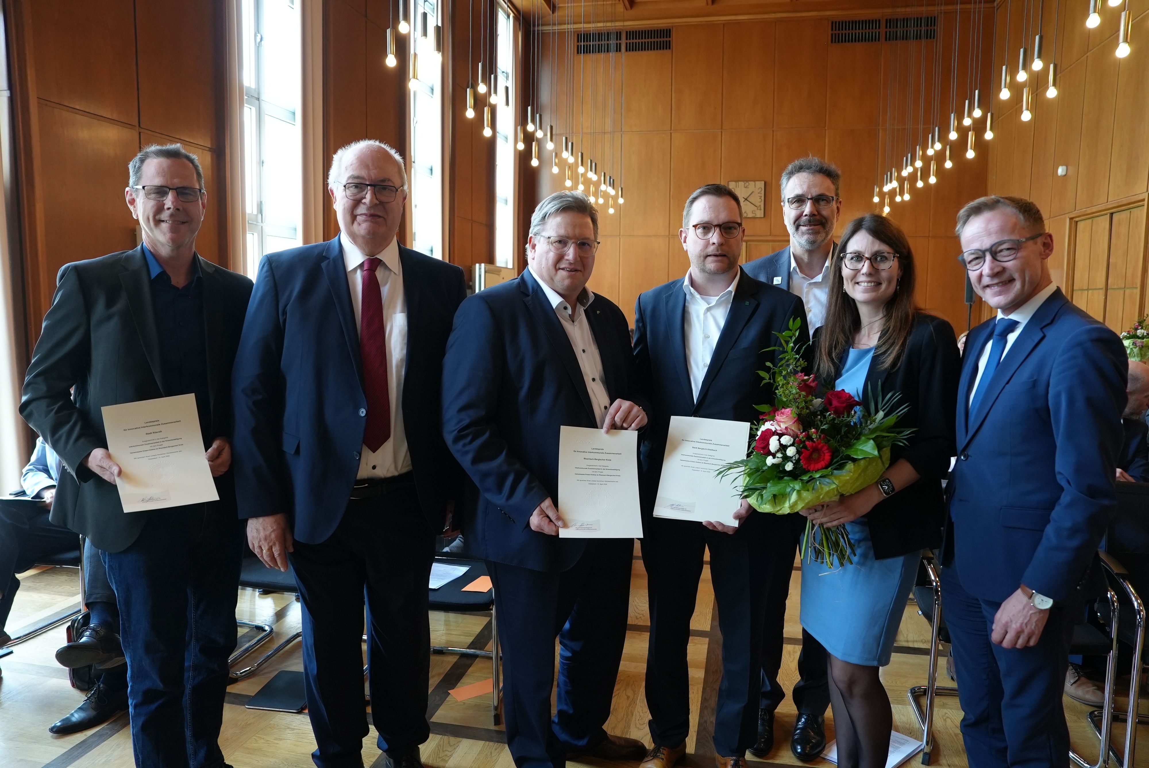 Übergabe der Auszeichnung an Vertreter der Städte und des Kreises in Düsseldorf.