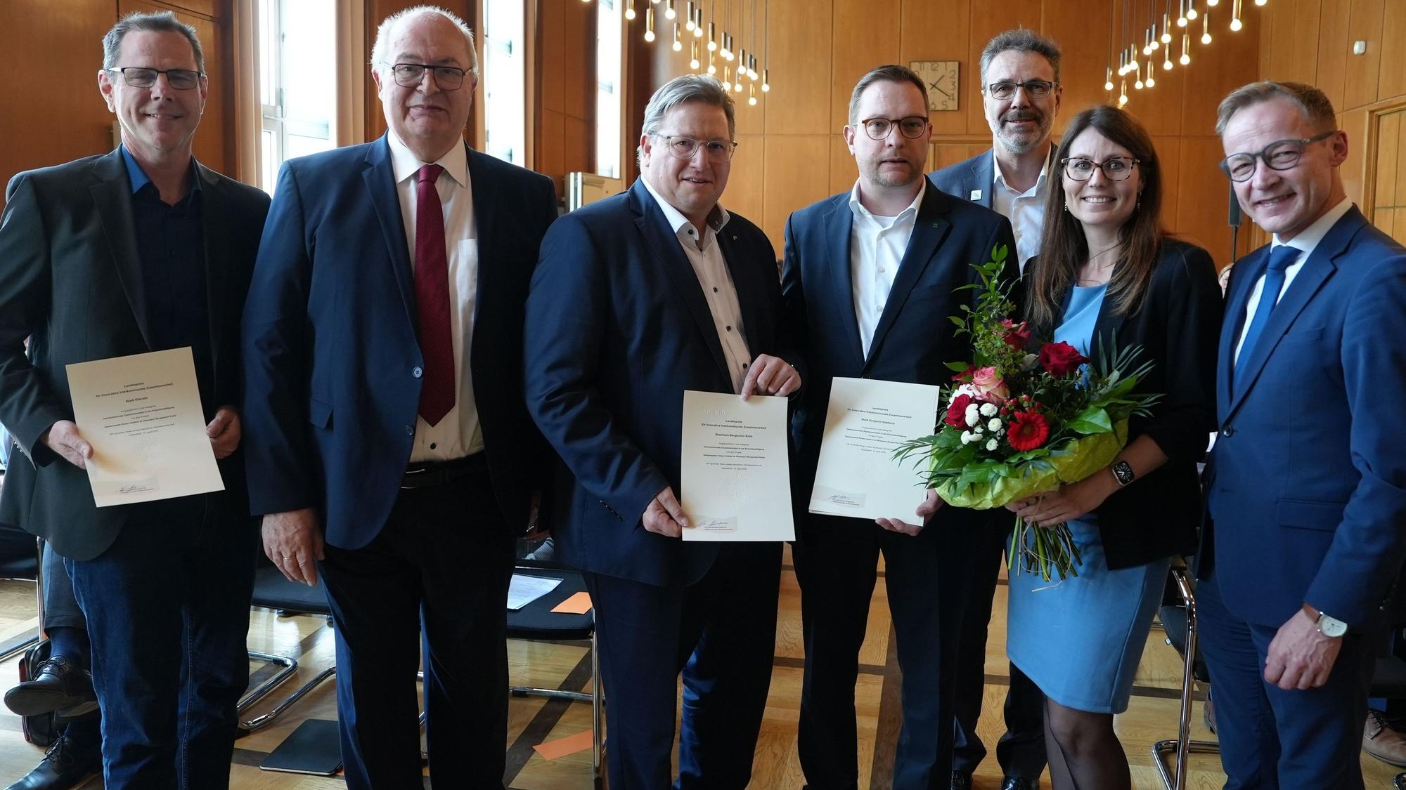 Übergabe der Auszeichnung an Vertreter der Städte und des Kreises in Düsseldorf.