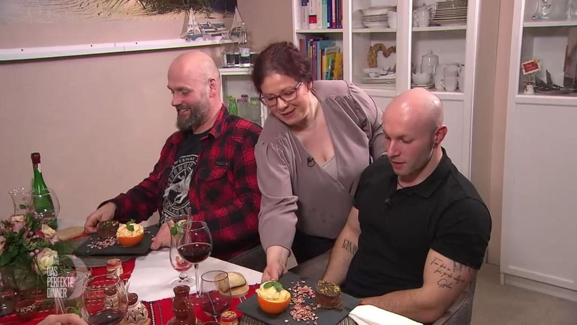 Torte und Eis - darauf freuen sich Kei (links) und Alex.
(Bild: RTL)