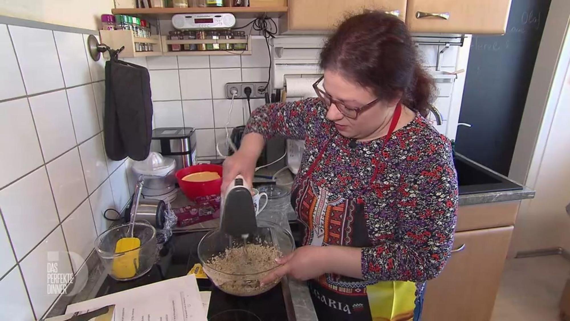 Gekleidet in eine Bulgarien-Schürze macht sich Elina ans Werk.
(Bild: RTL)
