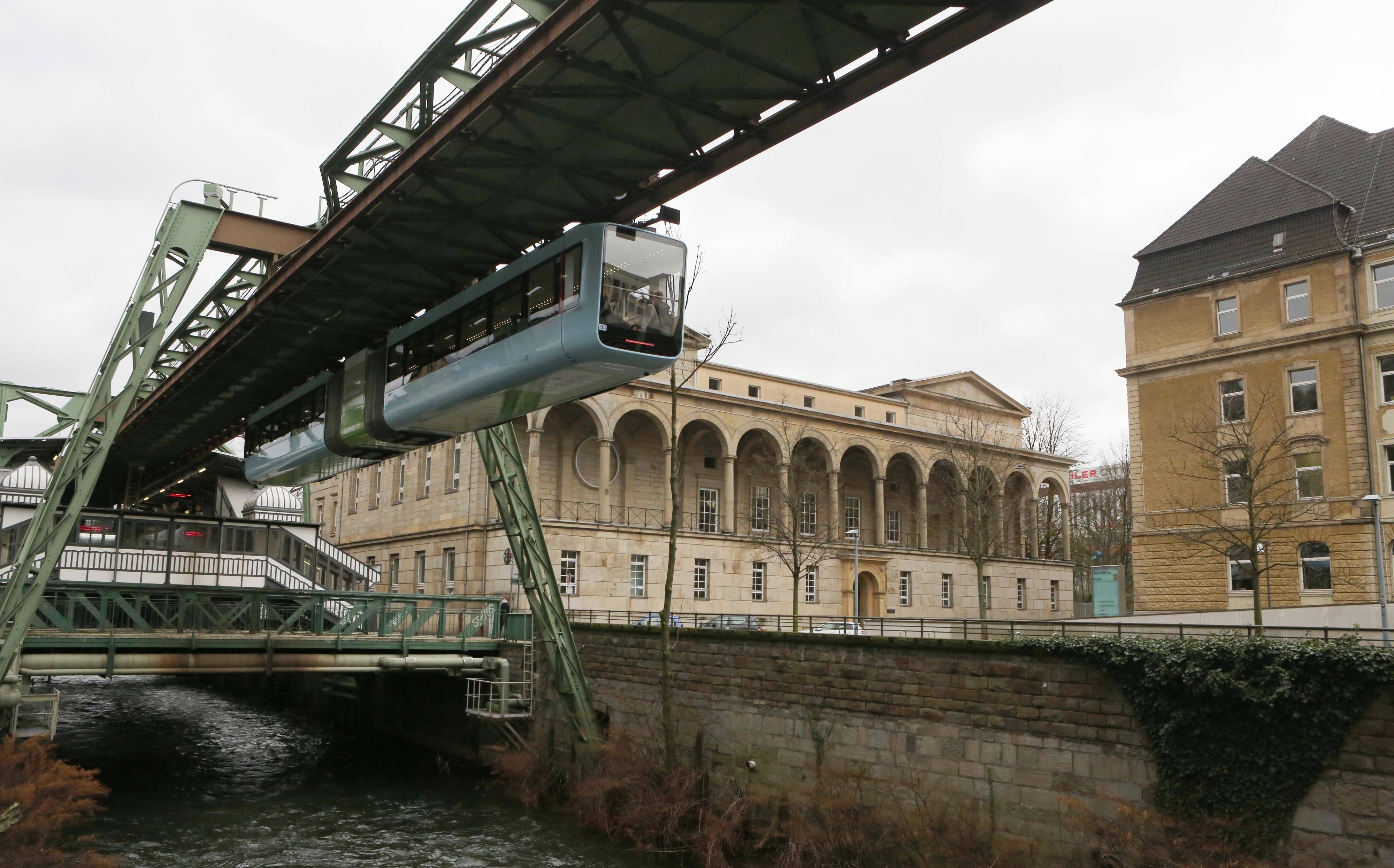 Die Wuppertaler Schwebebahn vor dem Landgericht in Wuppertal Elberfeld, Eiland Nr.1, rechts das Amtsgericht *** The Wuppertal Schwebebahn before the Landgericht Wuppertal Elberfeld Island Nr 1 right the Court