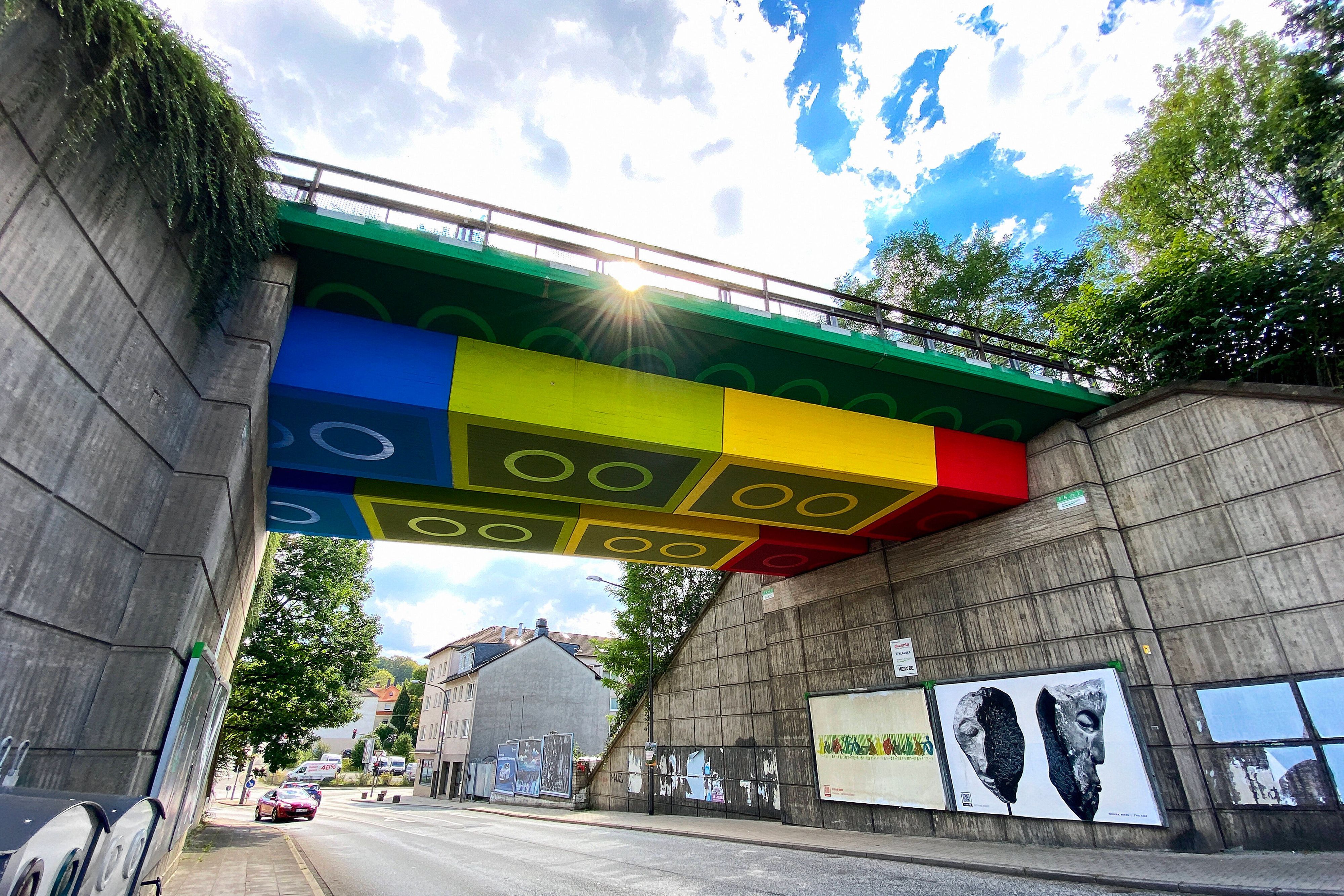 Die Lego-Brücke ist eine Beton-Balkenbrücke über die Schwesterstraße in Wuppertal-Elberfeld. Der vom Graffiti- und Streetart-Künstler Martin Heuwold, Künstlername MEGX, im Design von Legosteinen angebrachte Farbanstrich erhielt 2012 den Förderpreis des Deutschen Fassadenpreises. *** The Lego bridge is a concrete beam bridge over the sister street in Wuppertal Elberfeld The paint coat applied by graffiti and street artist Martin Heuwold, stage name MEGX, in the design of Lego bricks received the sponsorship award of the German Facade Award in 2012
