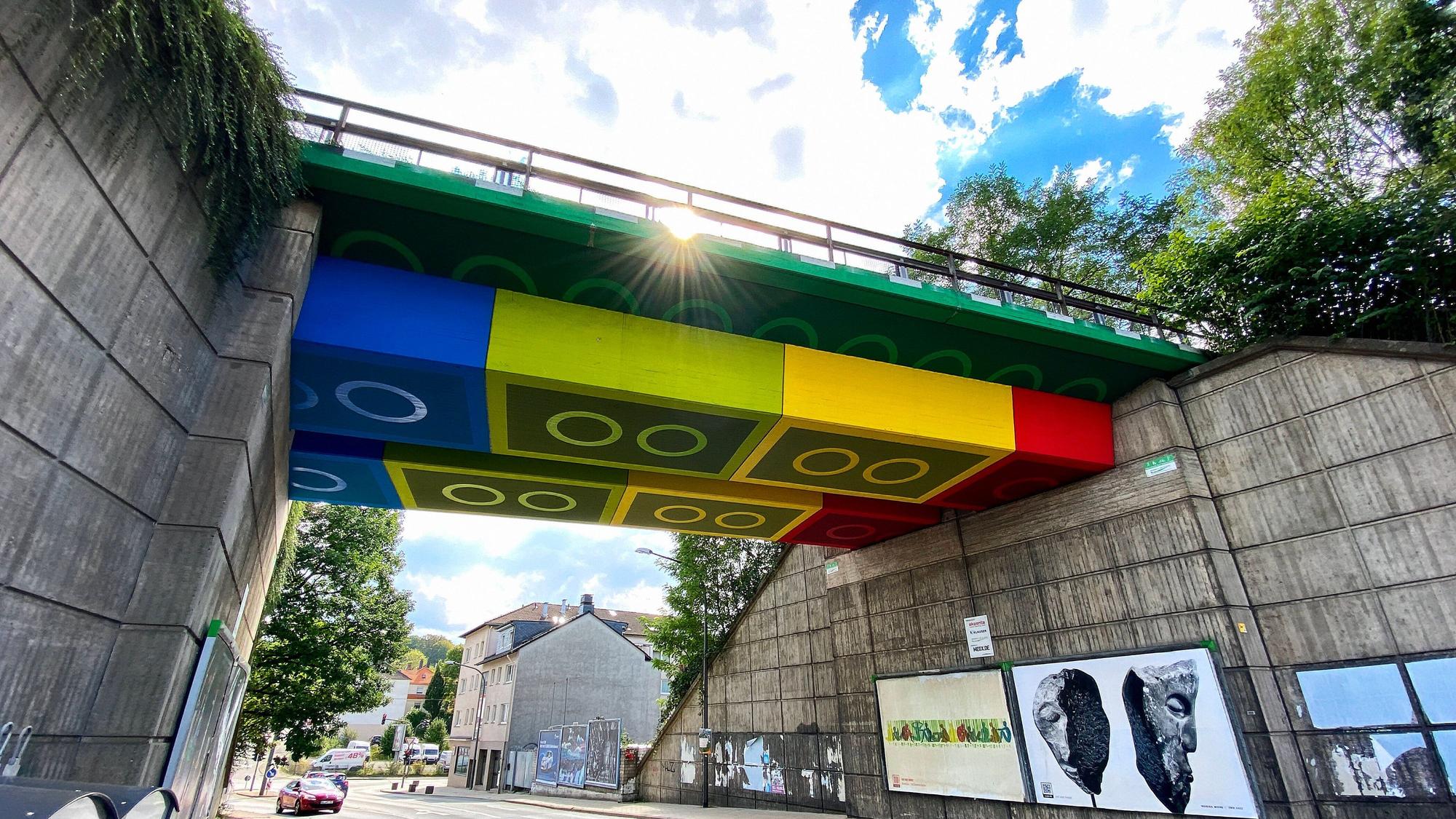 Die Lego-Brücke ist eine Beton-Balkenbrücke über die Schwesterstraße in Wuppertal-Elberfeld. Der vom Graffiti- und Streetart-Künstler Martin Heuwold, Künstlername MEGX, im Design von Legosteinen angebrachte Farbanstrich erhielt 2012 den Förderpreis des Deutschen Fassadenpreises. *** The Lego bridge is a concrete beam bridge over the sister street in Wuppertal Elberfeld The paint coat applied by graffiti and street artist Martin Heuwold, stage name MEGX, in the design of Lego bricks received the sponsorship award of the German Facade Award in 2012