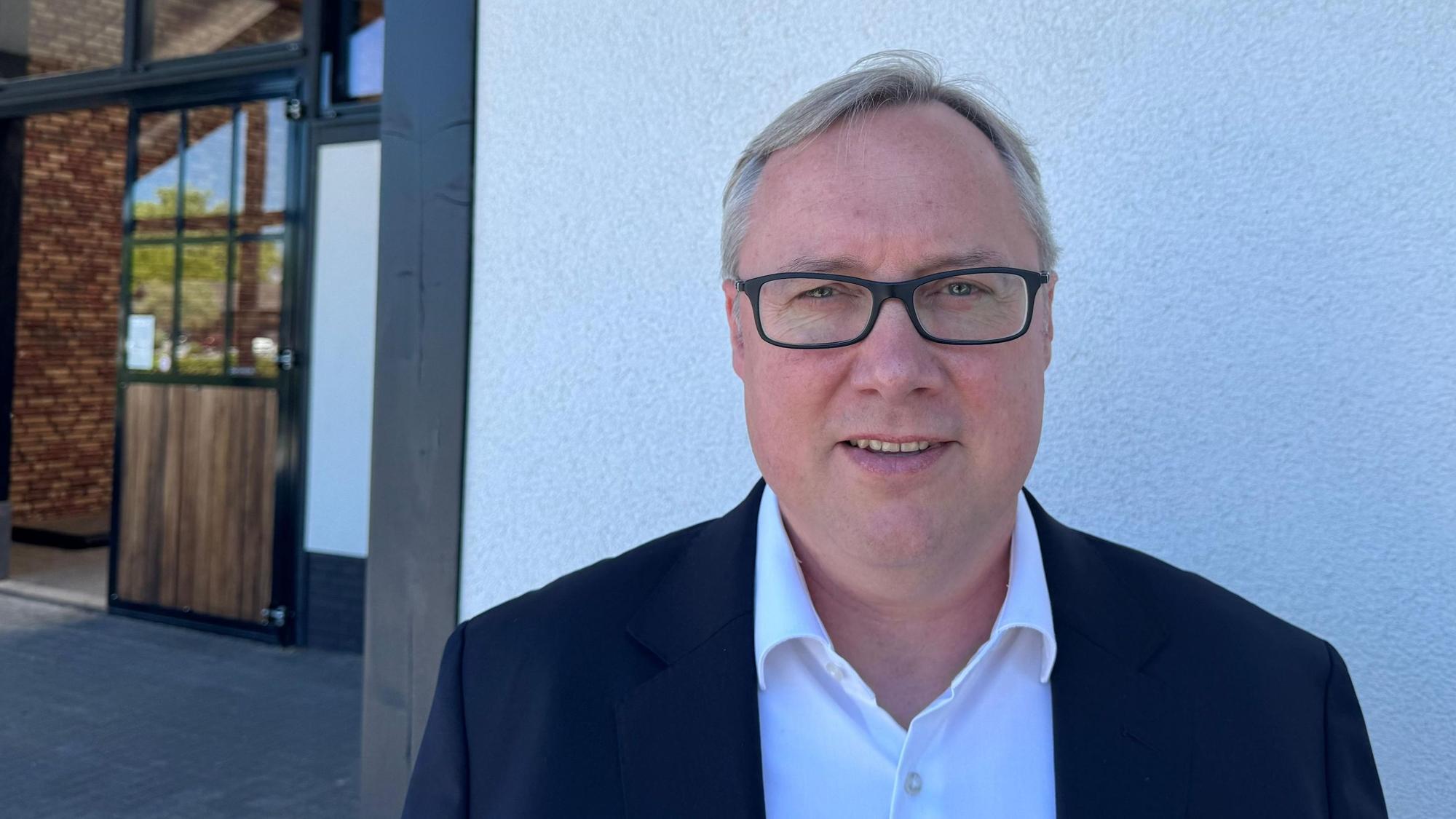 Auf dem Bild ist ein Portrait des Geschäftsführers Christian Boeser zu sehen.