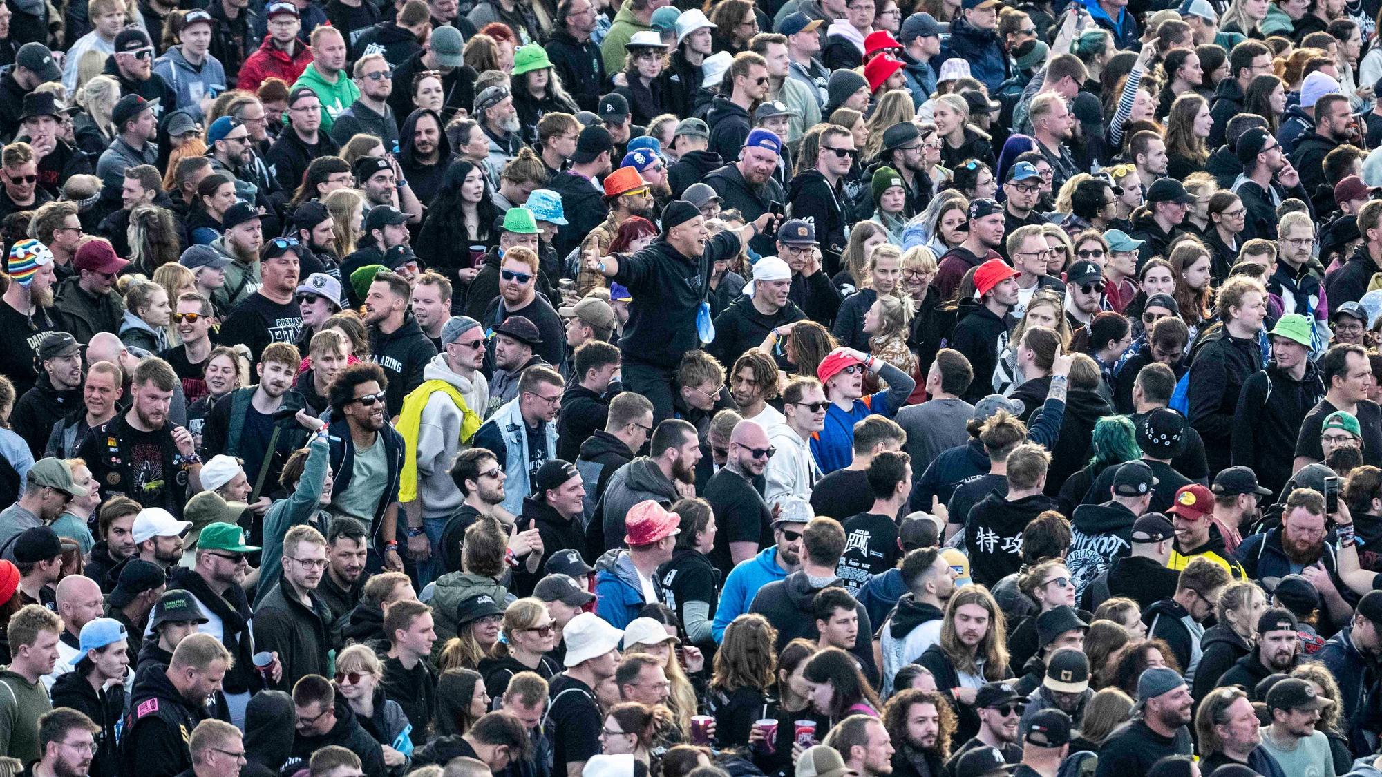 Das Bild zeigt zahlreiche Fans.