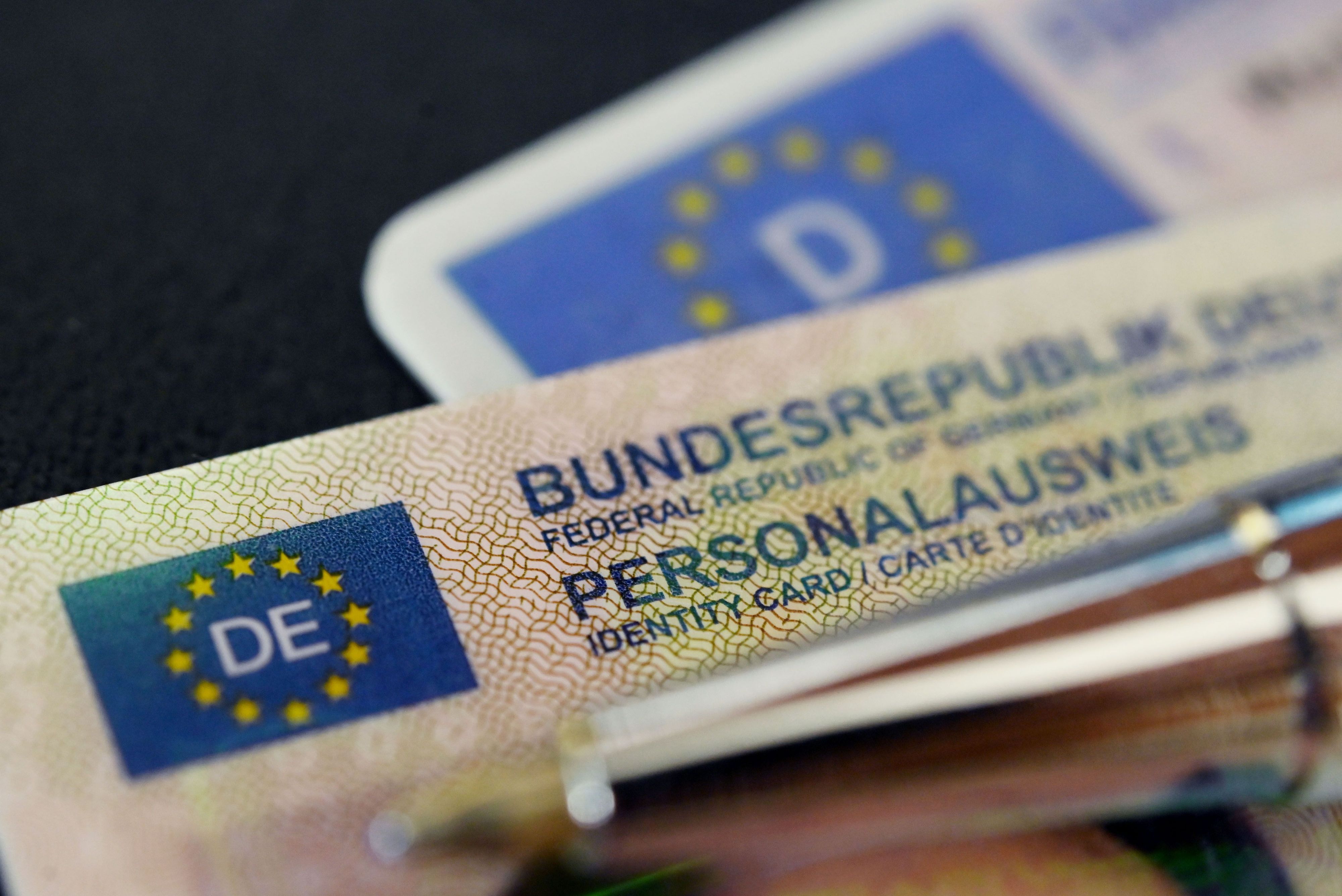 Ein Personalausweis der Bundesrepublik Deutschland liegt auf einem Führerschein.