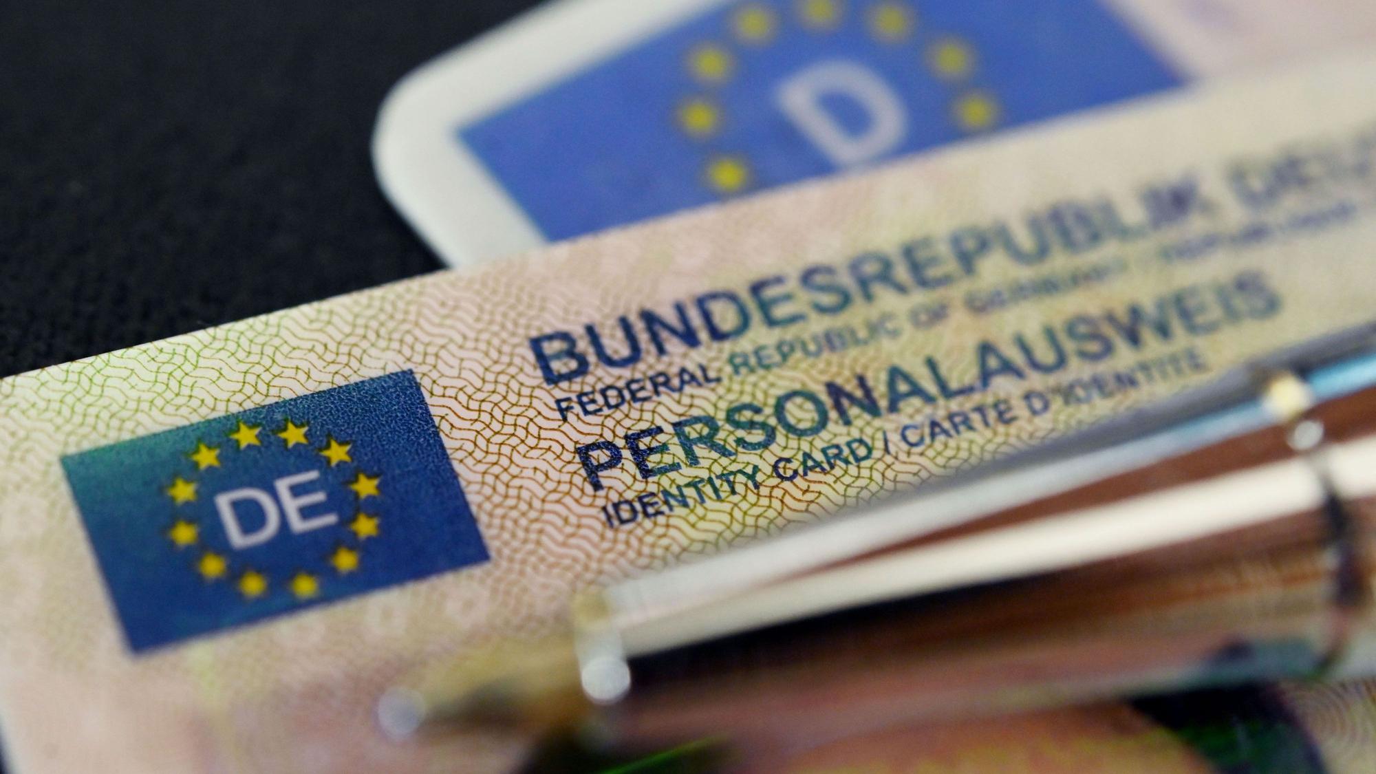 Ein Personalausweis der Bundesrepublik Deutschland liegt auf einem Führerschein.