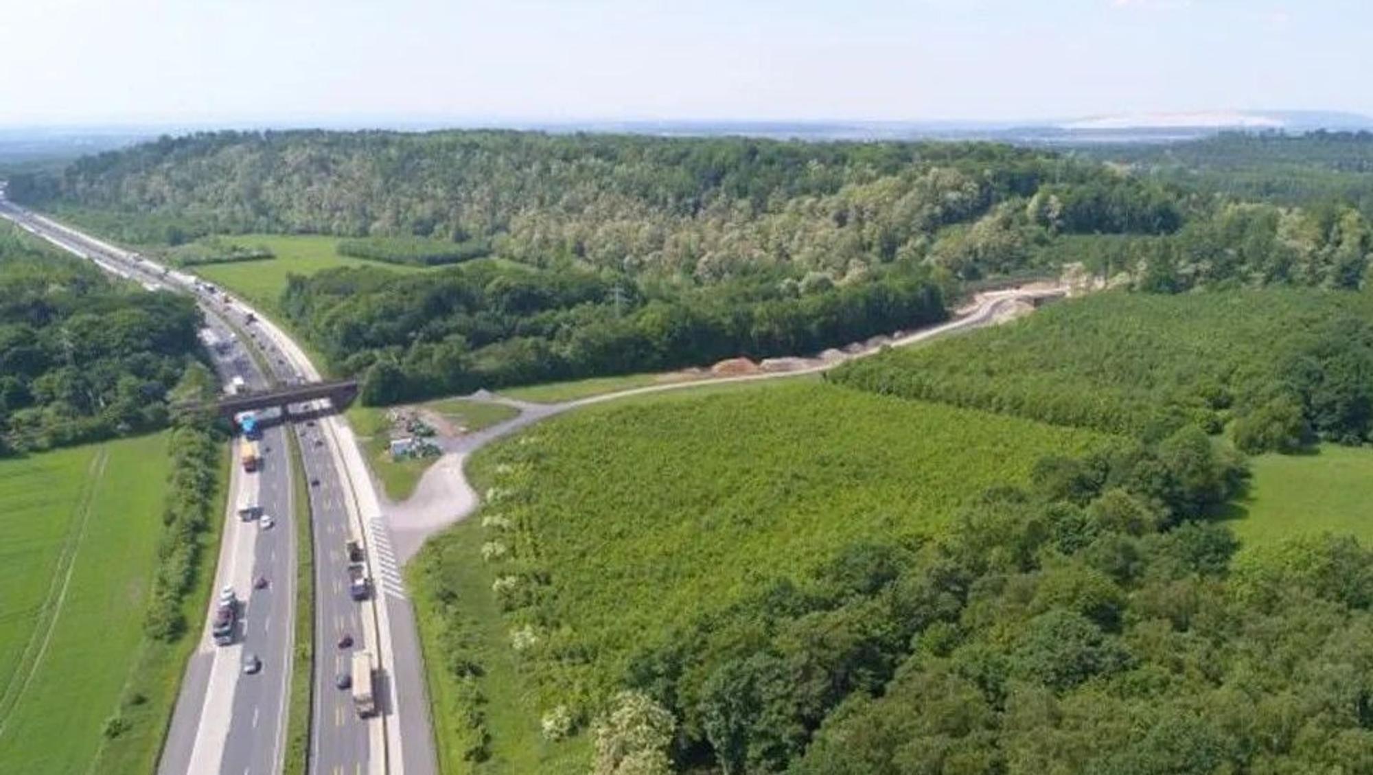 Das Bild ist eine Luftaufnahme und zeigt die im Bau befindliche Autobahnanschlussstelle.