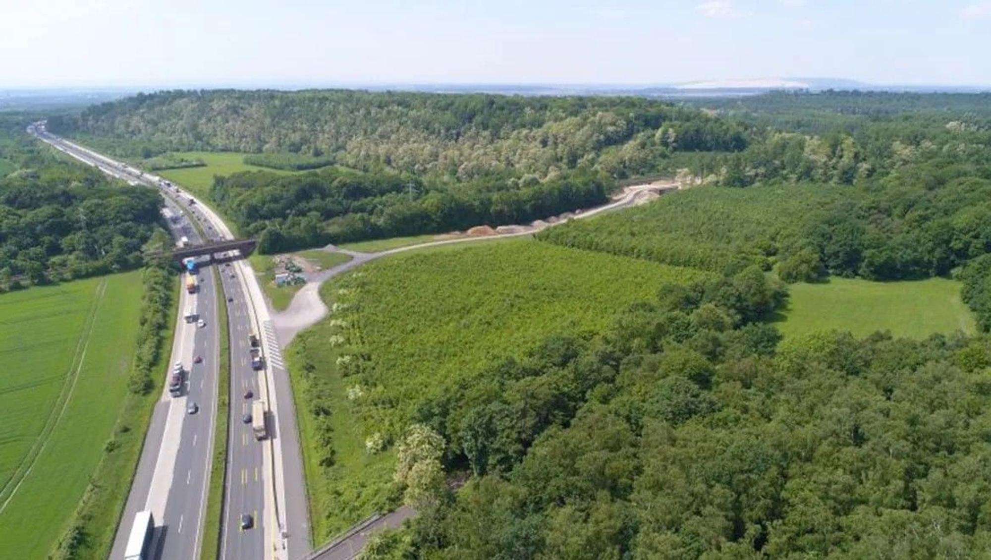 Auf dem Bild ist eine Luftaufnahme eines Autobahnabschnitts zu sehen.