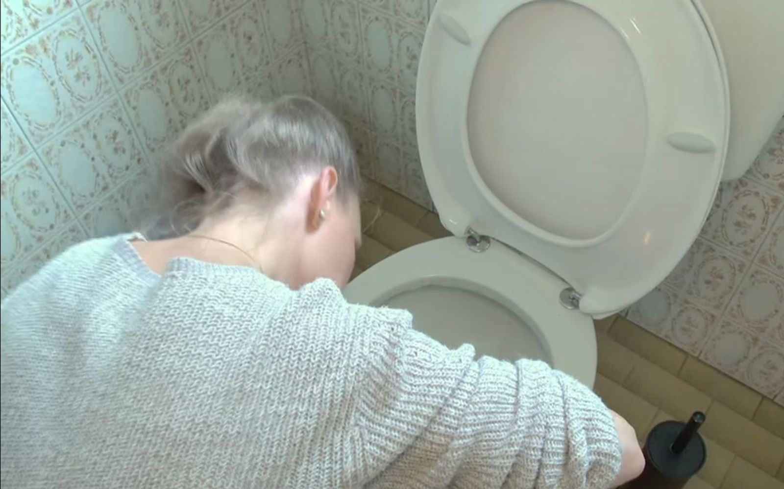 Gegen den Schmutz in der Toilette geht sie mut einer Zahnbürste vor.  (Bild: RTL)
