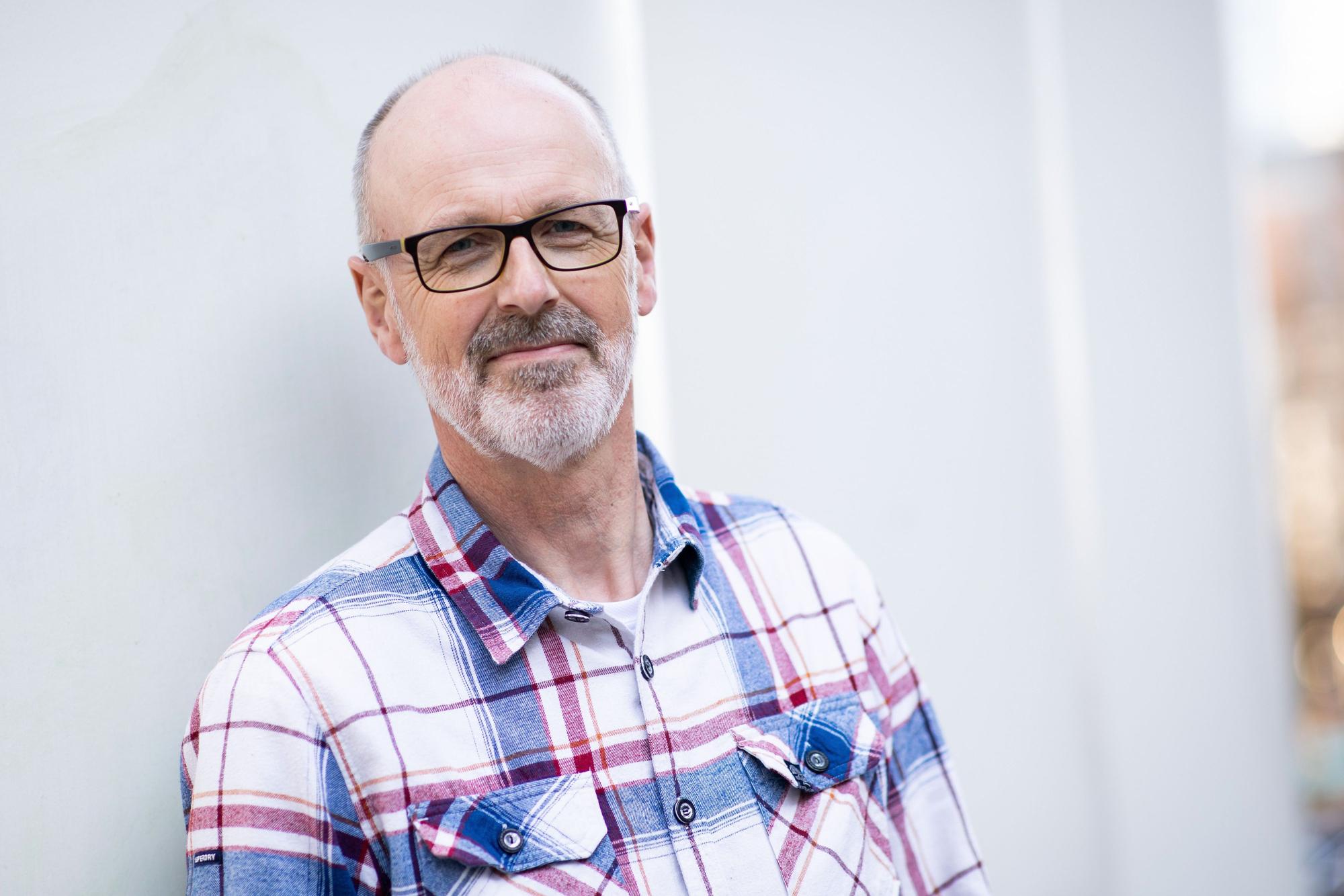 ARCHIV - 17.04.2019, Hamburg: Peter Wohlleben, Förster und Bestseller-Autor, nach einem Pressegespräch. Der Förster Peter Wohlleben kennt sich sehr gut mit Bäumen und Wäldern aus. Foto: Christian Charisius/dpa - Honorarfrei nur für Bezieher des Dienstes dpa-Nachrichten für Kinder +++ dpa-Nachrichten für Kinder +++