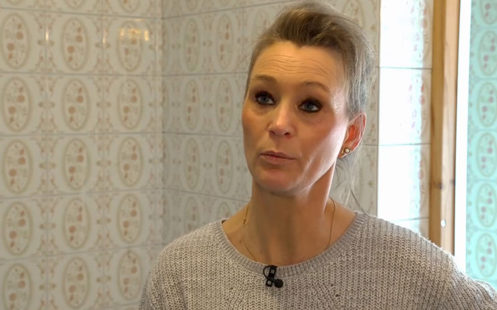 Hofdame Katharina überrascht mit einer Putzaktion. (Bild: RTL)
