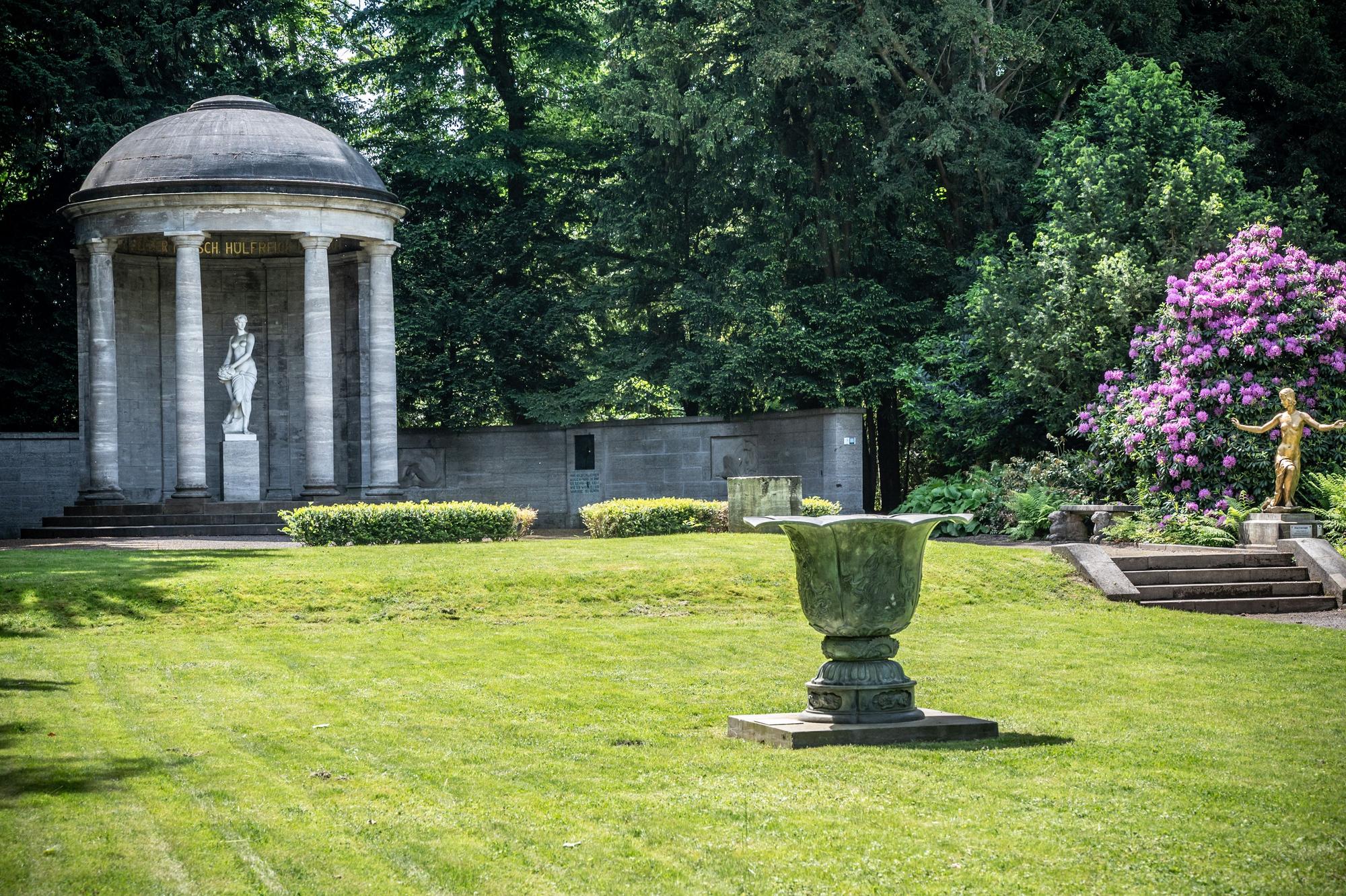 Der Floratempel mit der vergoldeten Klimsch-Skulptur der Auferstehenden rechts.
