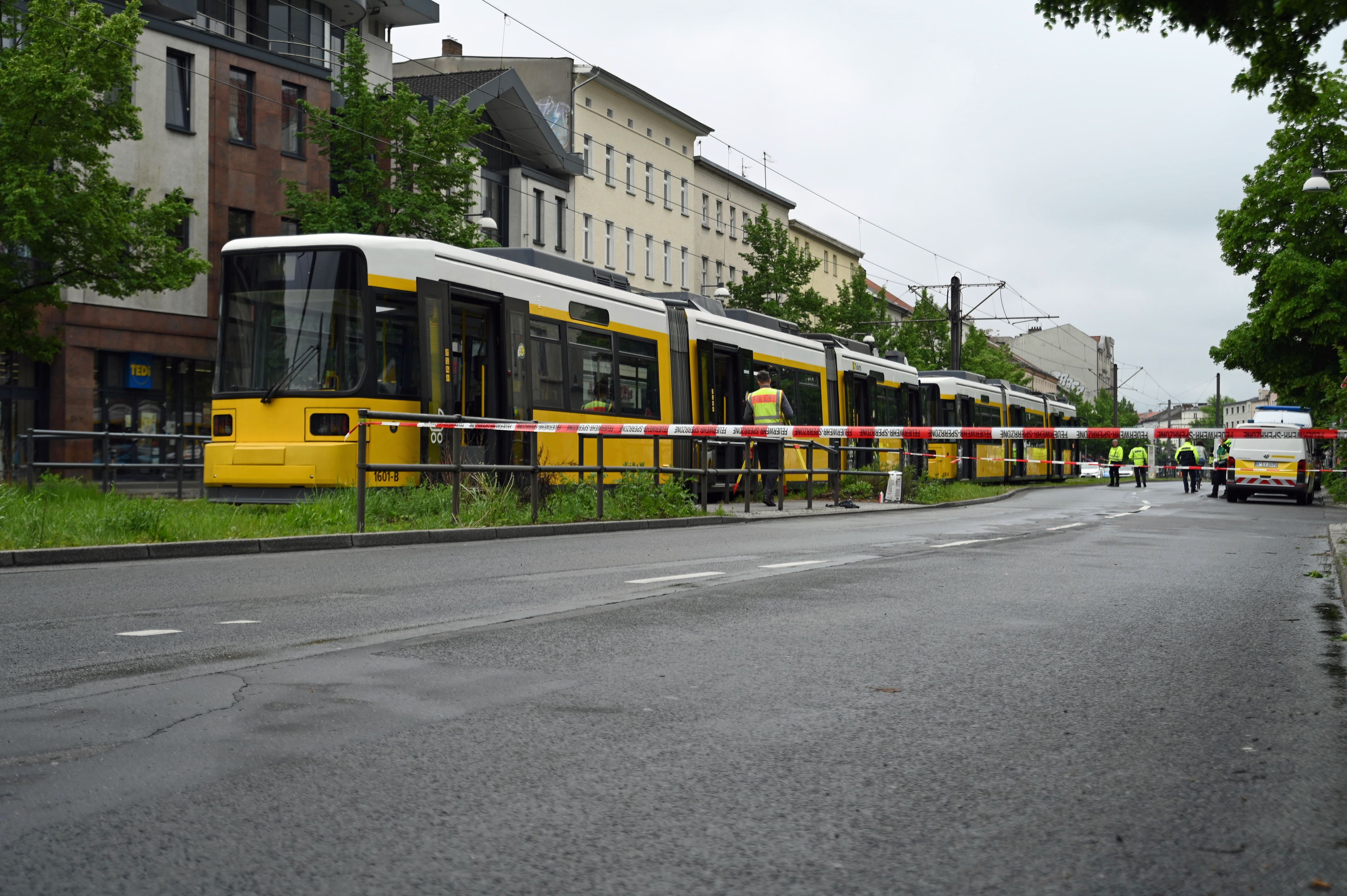 Ein Feuerwehr-Absperrband ist bei einer Unfallstelle in Berlin zu sehen. (Symbolbild)