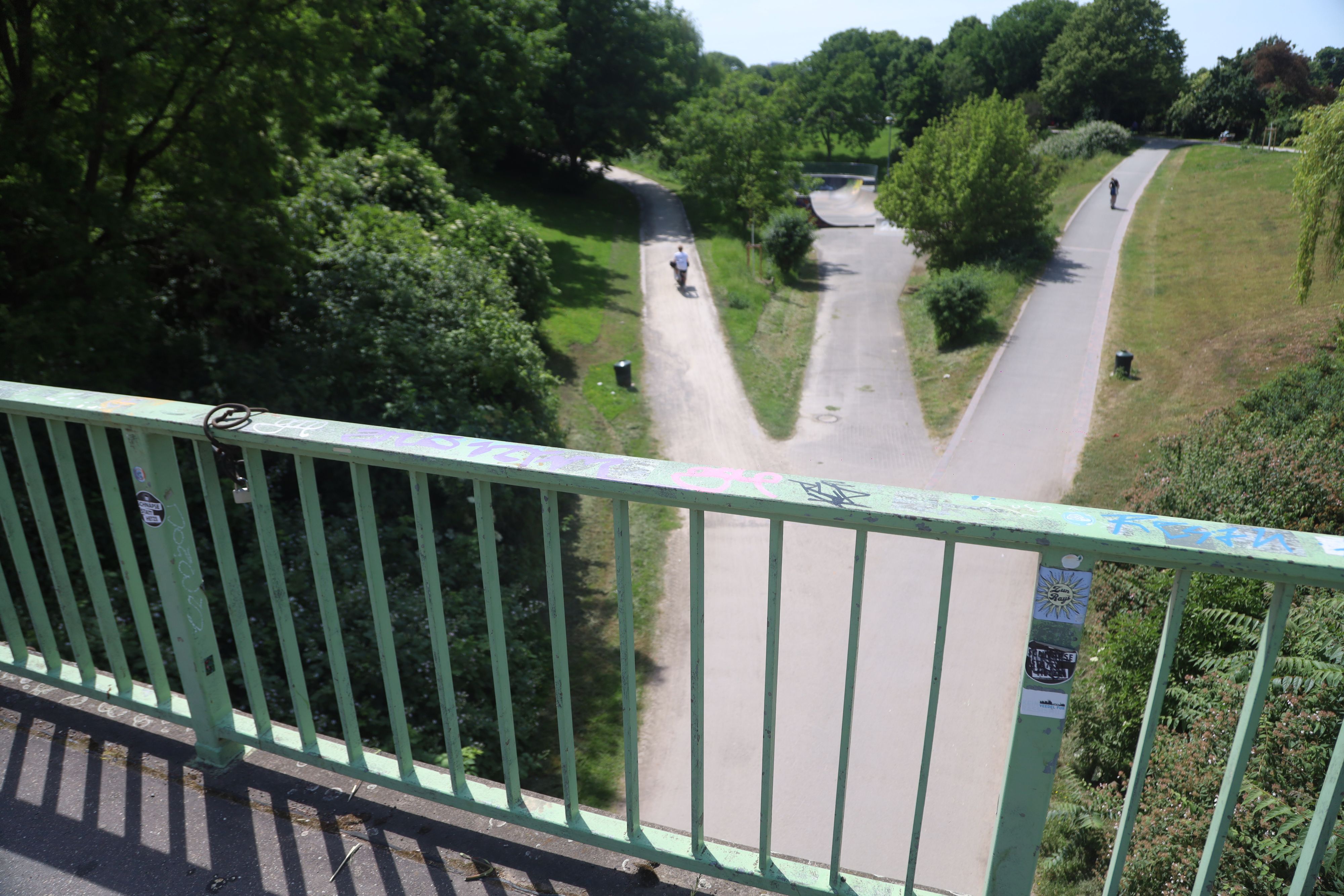 29.05.2026, Köln: Fußgänger können im Lohsepark die Neusser Straße unter der Erde unterqueren. Technisch ist das Bauwerk jedoch kein Tunnel sondern eine der zahlreichen Brücken in der STadt.  Foto: Arton Krasniqi