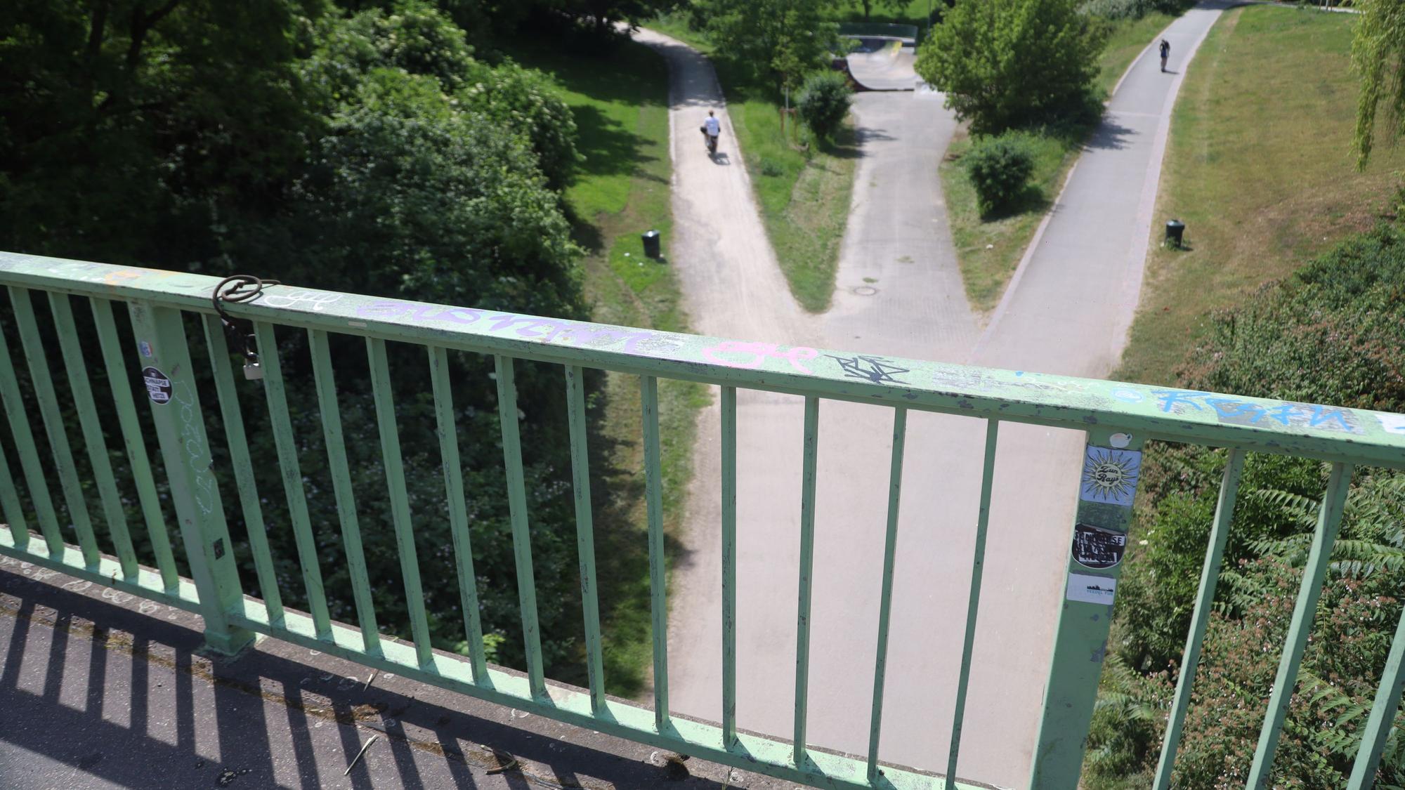 29.05.2026, Köln: Fußgänger können im Lohsepark die Neusser Straße unter der Erde unterqueren. Technisch ist das Bauwerk jedoch kein Tunnel sondern eine der zahlreichen Brücken in der STadt. Foto: Arton Krasniqi