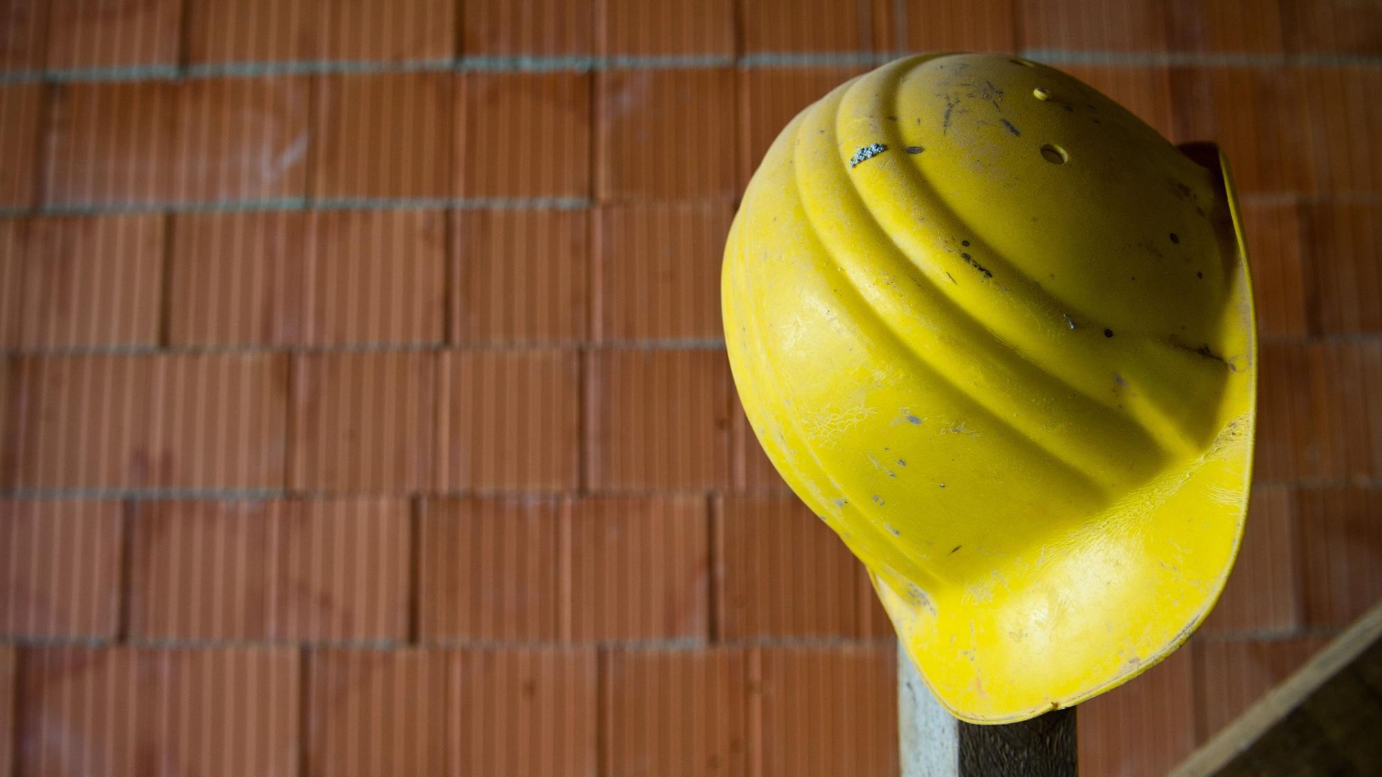 ARCHIV - Ein Bauhelm hängt am 01.08.2013 in Untergruppenbach (Baden-Württemberg) auf einer Baustelle. Der Sozialausschuss des Bundestags hört am 05. Mai Experten zum Rentenpaket von Ministerin Nahles an. Foto: Daniel Bockwoldt/dpa (zu dpa "Die Rente mit 63 und die Angst vor der Frühverrentung" vom 04.05.2014) +++ dpa-Bildfunk +++