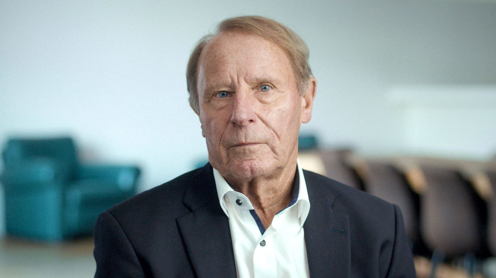 „Fragen Sie Lothar!“ Berti Vogts hält sich als Gesprächspartner der ARD-Doku ziemlich bedeckt. (Bild: NDR/ARD/BROADVIEW/Jonas Julian Köck)