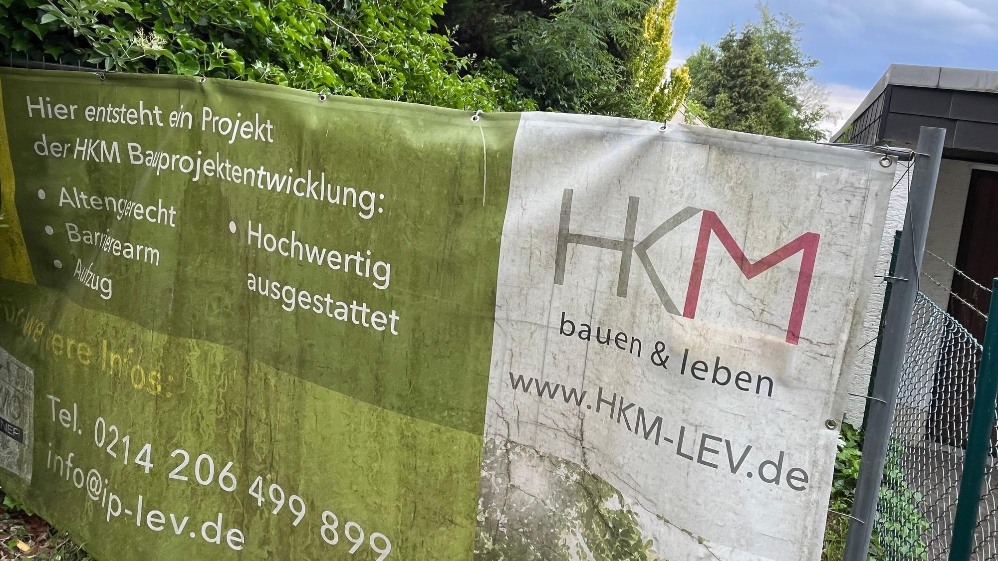 Banner der Firma HKM an einem Zaun am Grünen Weg.