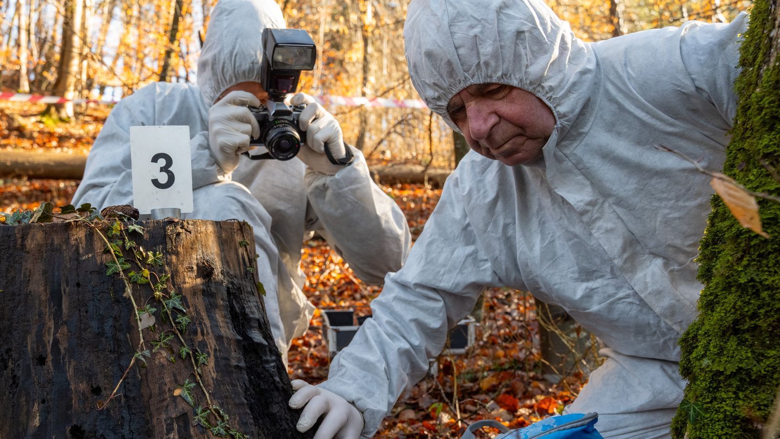 Die Spurensicherung untersucht einen Rucksack, in dem sich eine Babyleiche befindet.  (Bild: ZDF/Saskia Pavek)