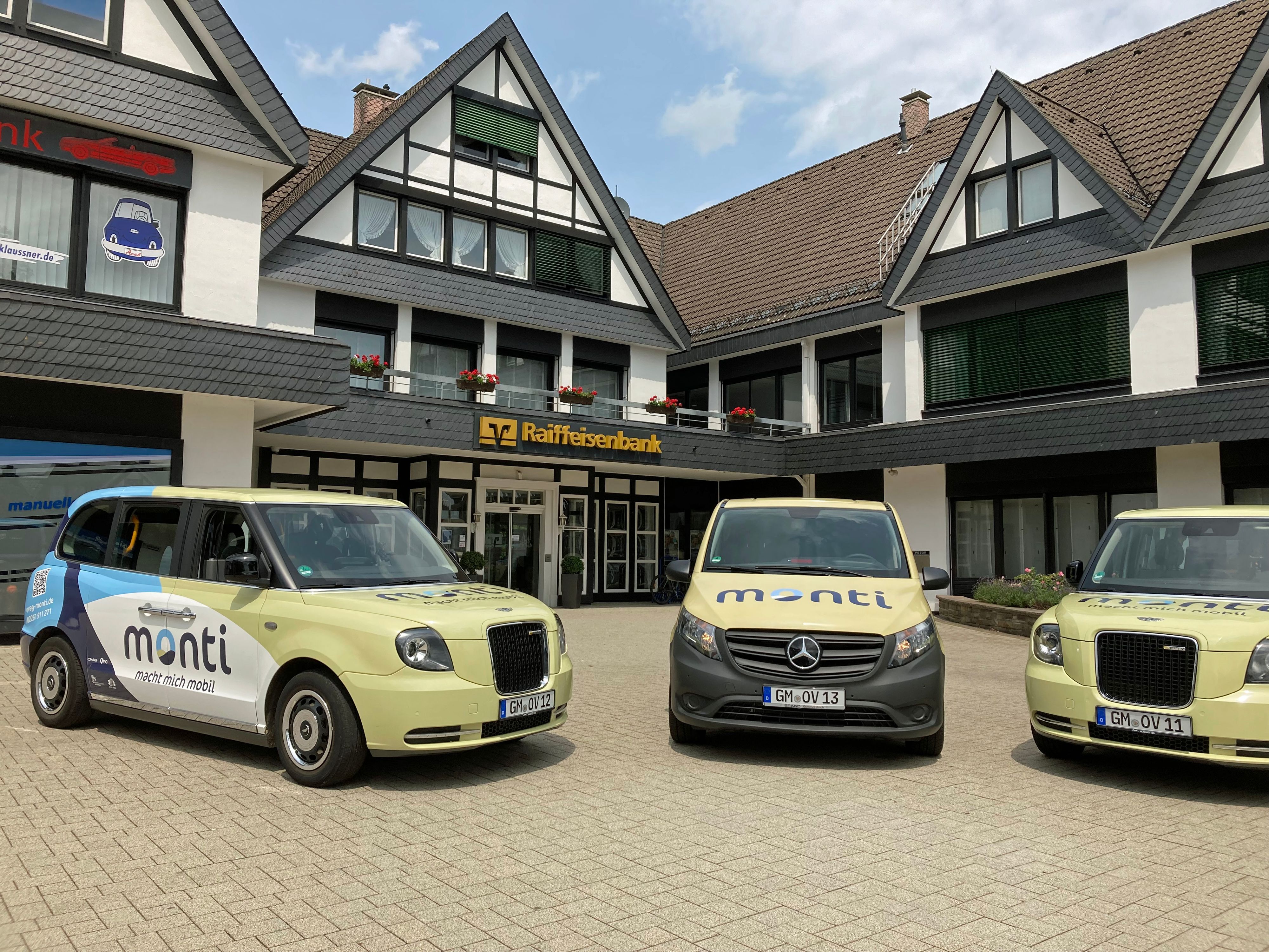 Zu sehen sind drei Monti-Taxis