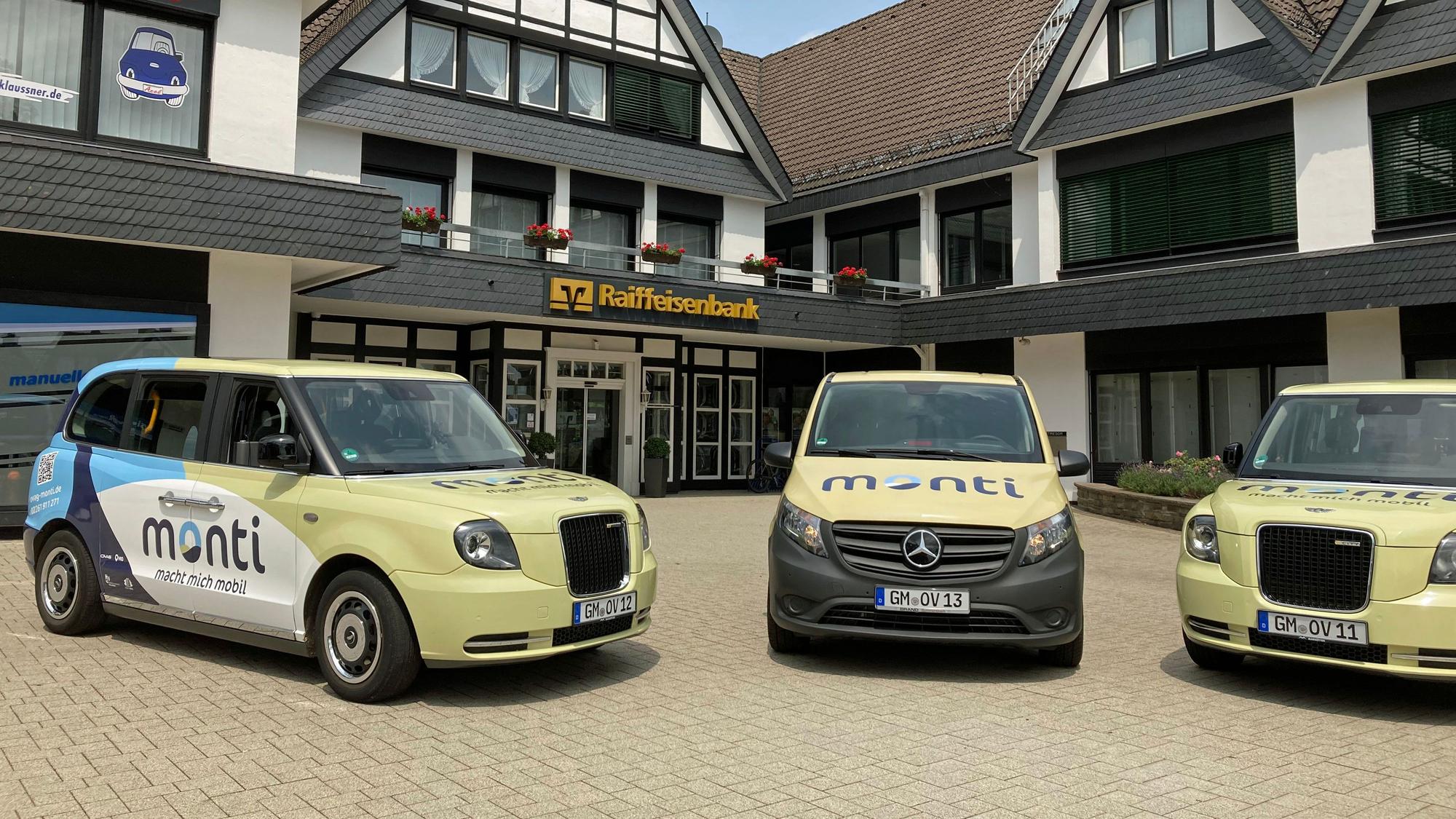 Zu sehen sind drei Monti-Taxis