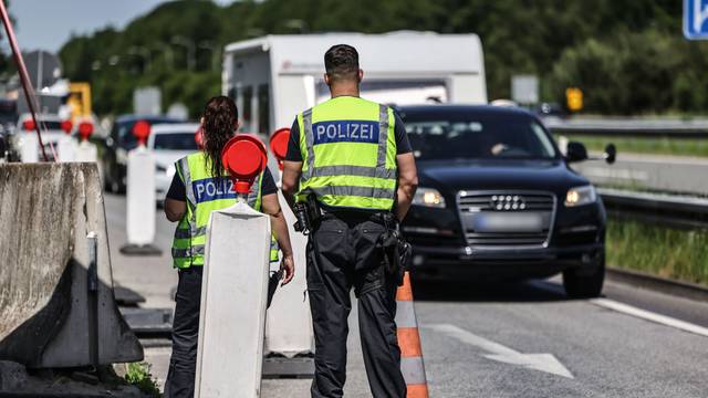 Polizisten der Bundespolizei kontrollieren Verkehrsteilnehmer am Grenzübergang Elten auf der A3 bei der Einreise nach Deutschland.
