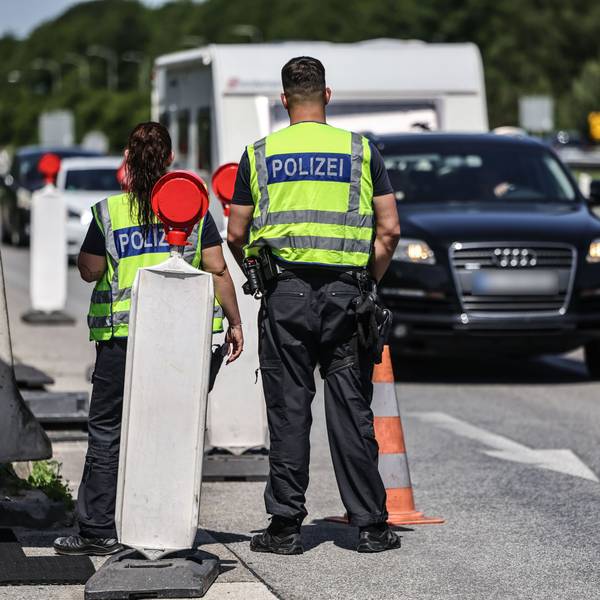 Polizisten der Bundespolizei kontrollieren Verkehrsteilnehmer am Grenzübergang Elten auf der A3 bei der Einreise nach Deutschland.
